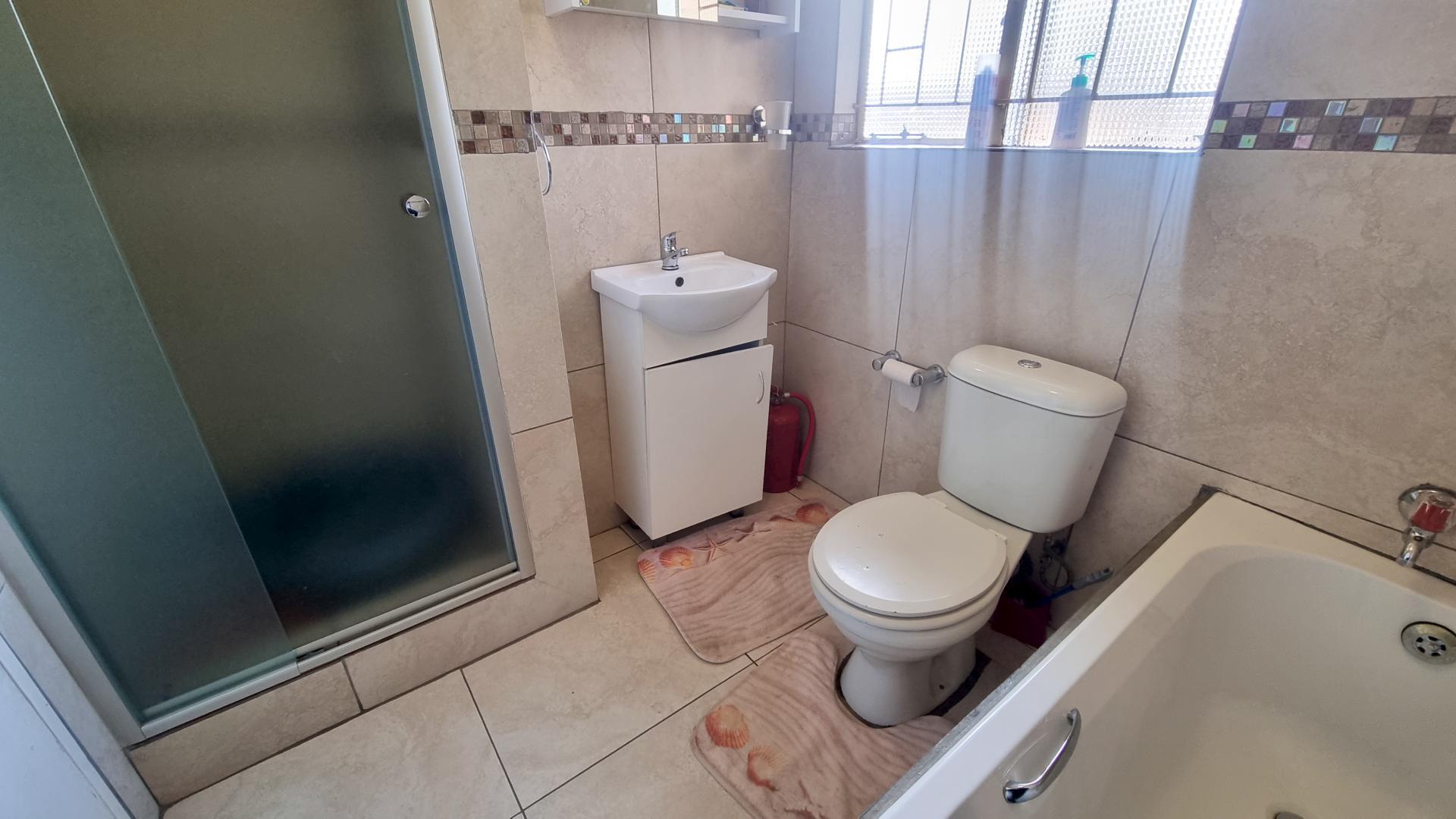 Bathroom 1 of property in Uitsig