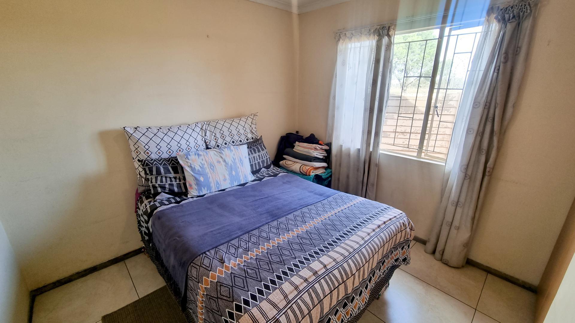 Bed Room 1 of property in Uitsig