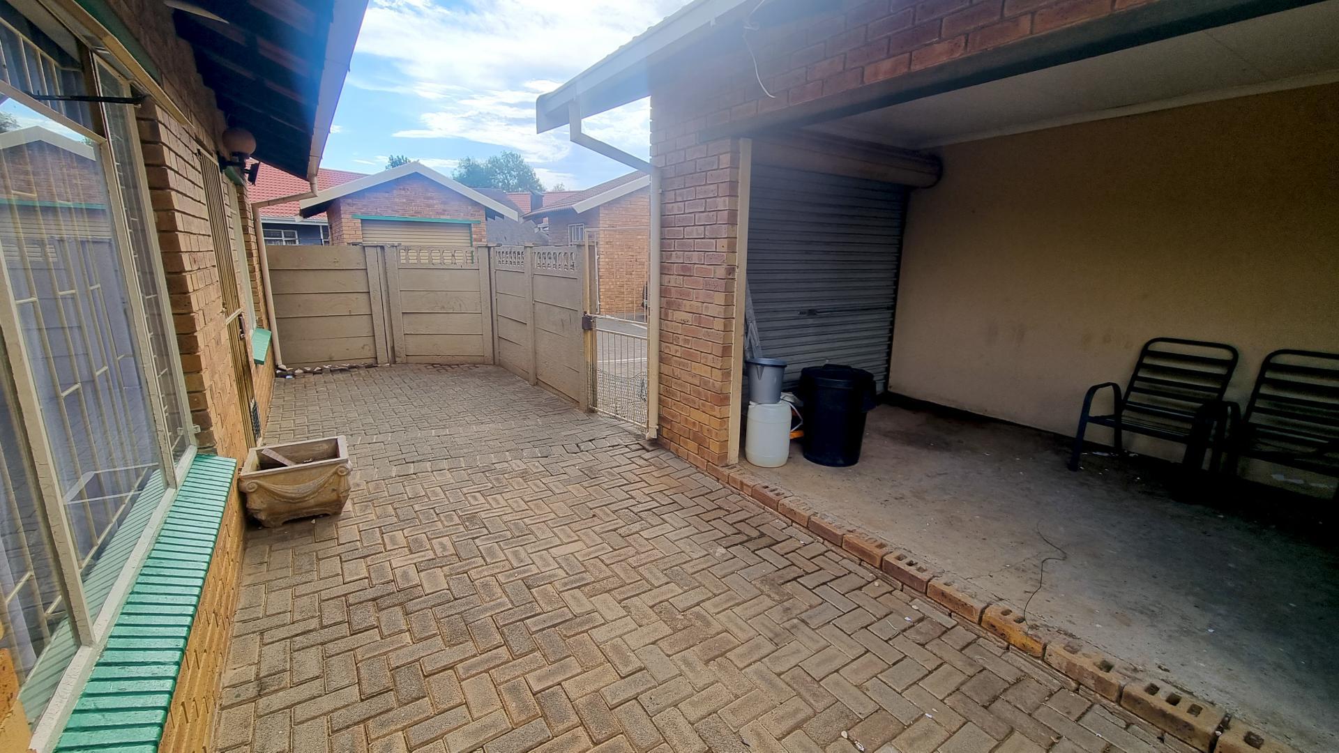 Front View of property in Uitsig