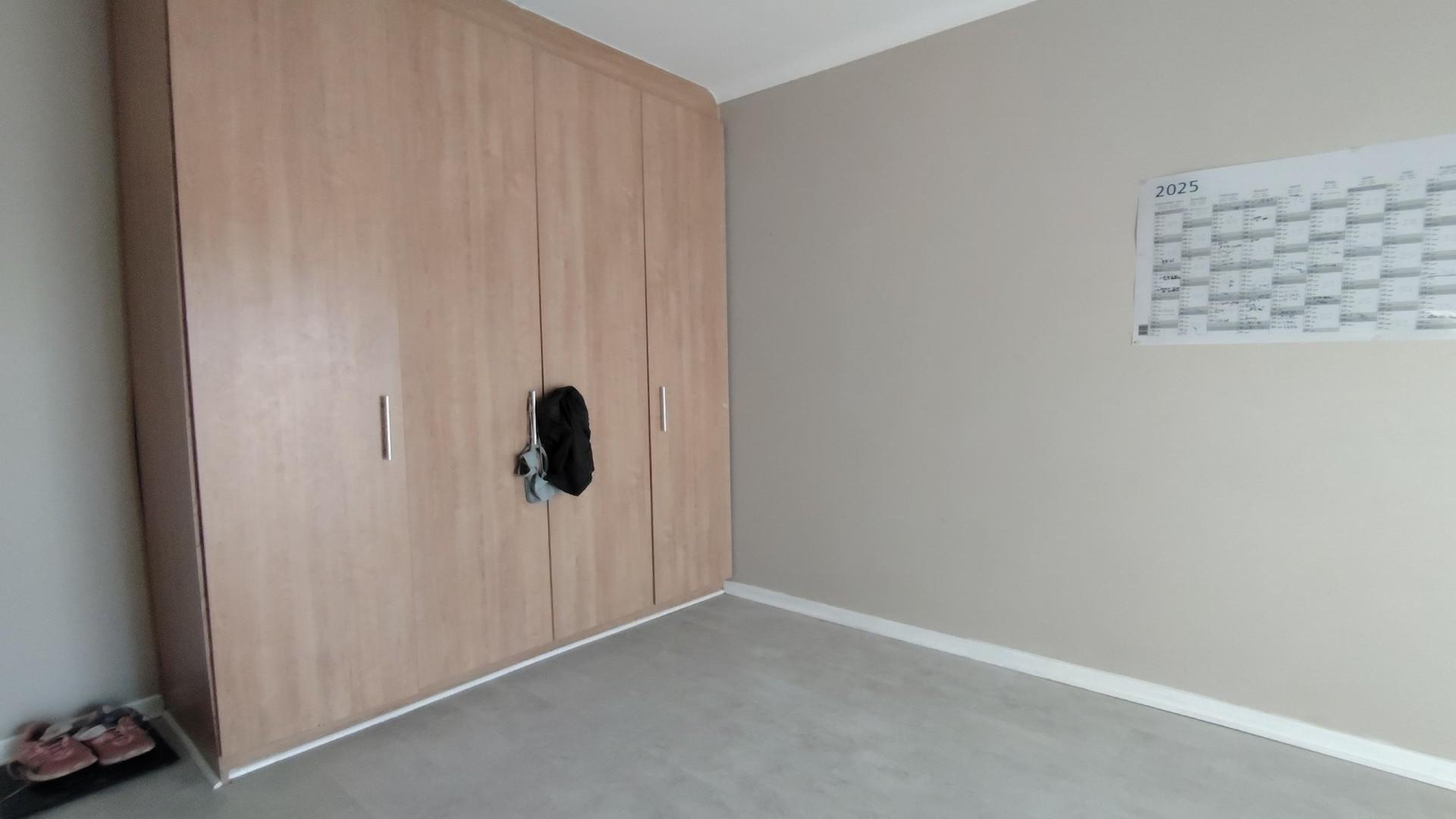 Bed Room 1 of property in Langenhoven Park