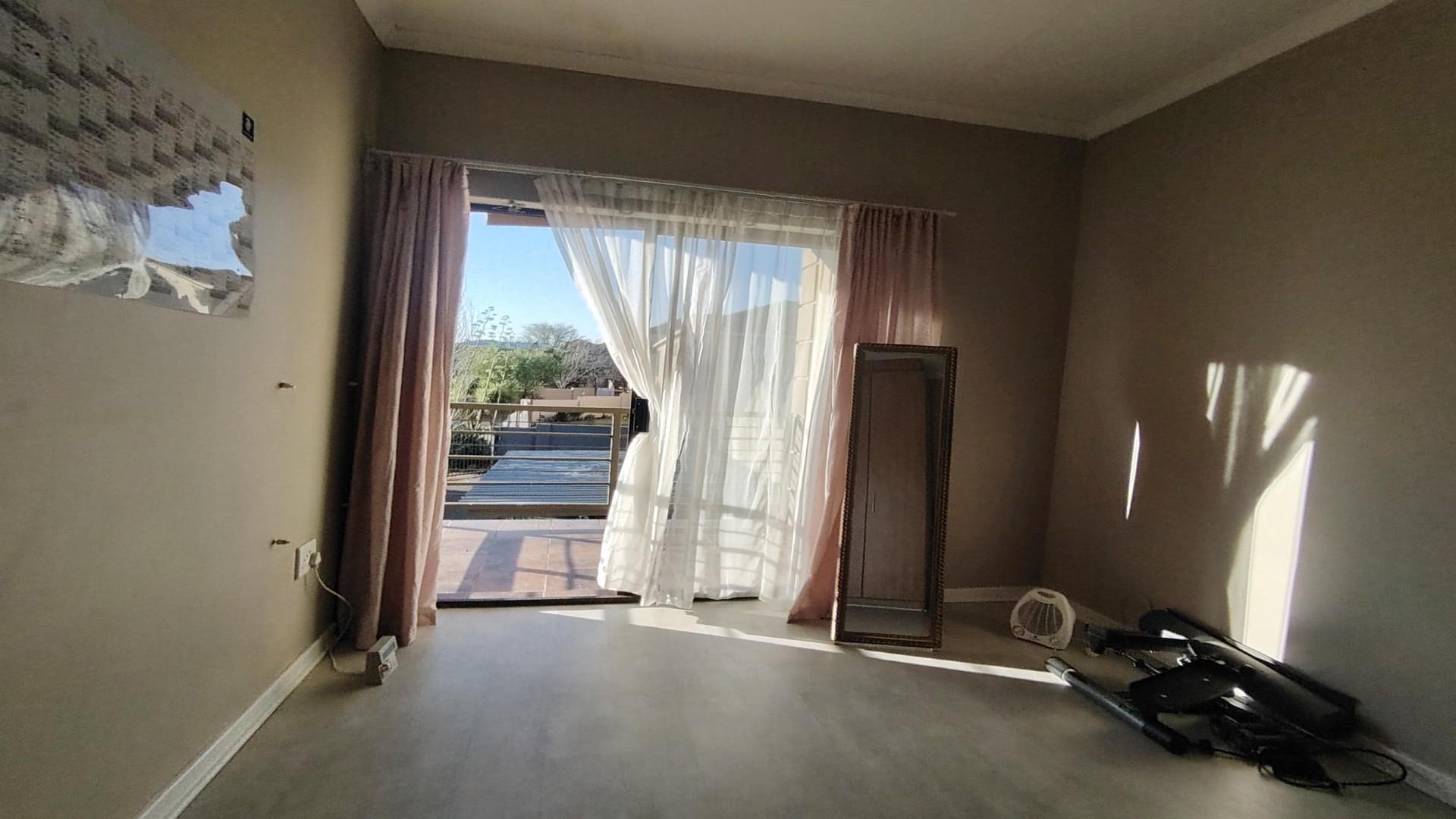 Bed Room 1 of property in Langenhoven Park