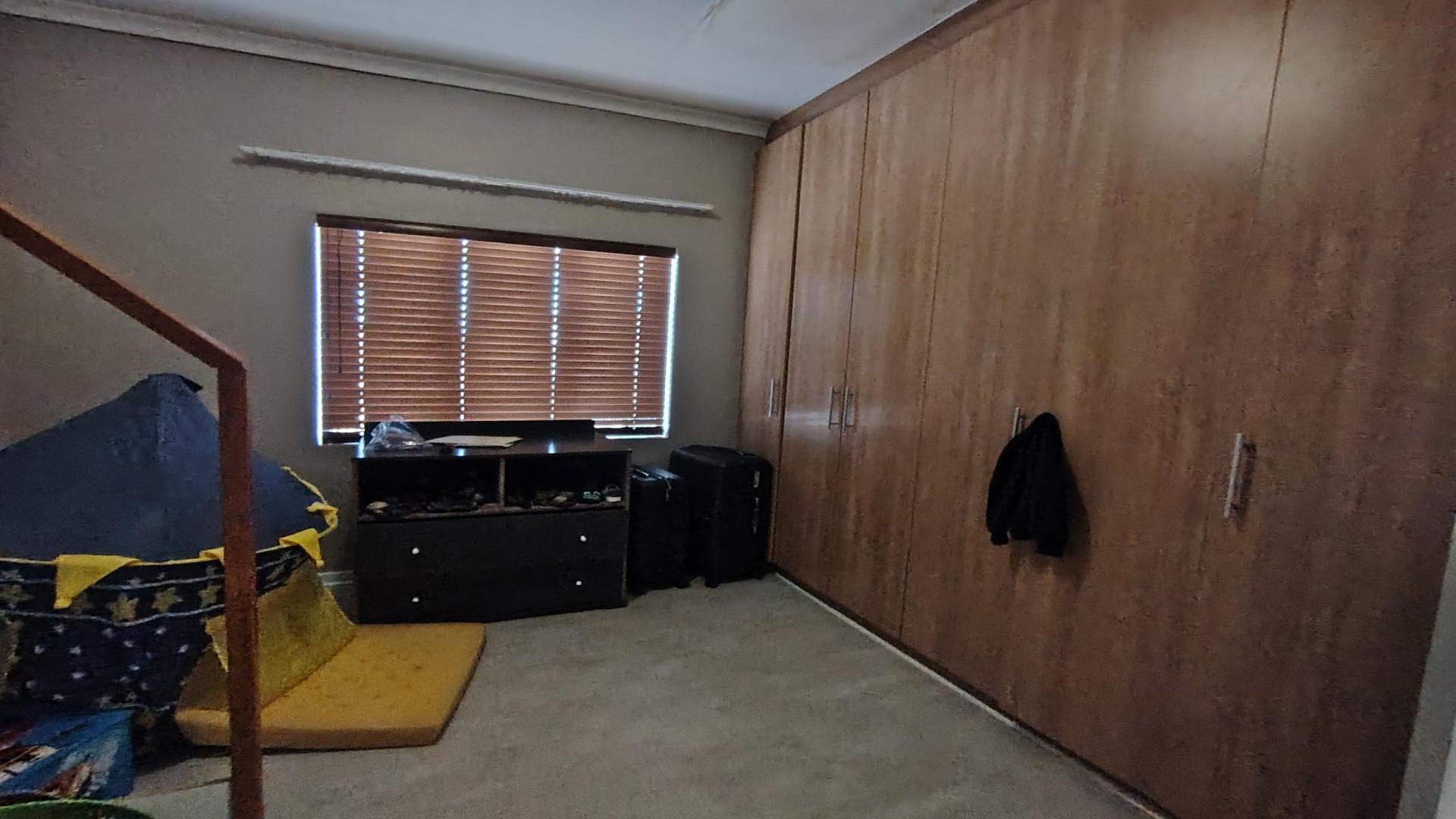 Bed Room 2 of property in Langenhoven Park