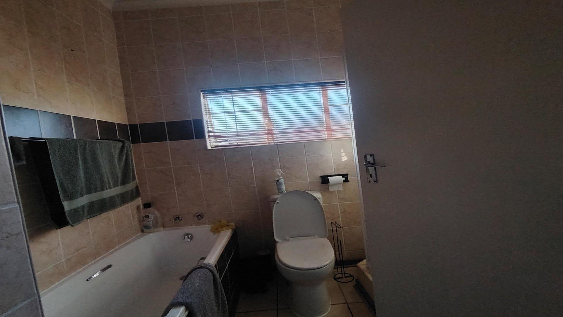 Bathroom 2 of property in Langenhoven Park