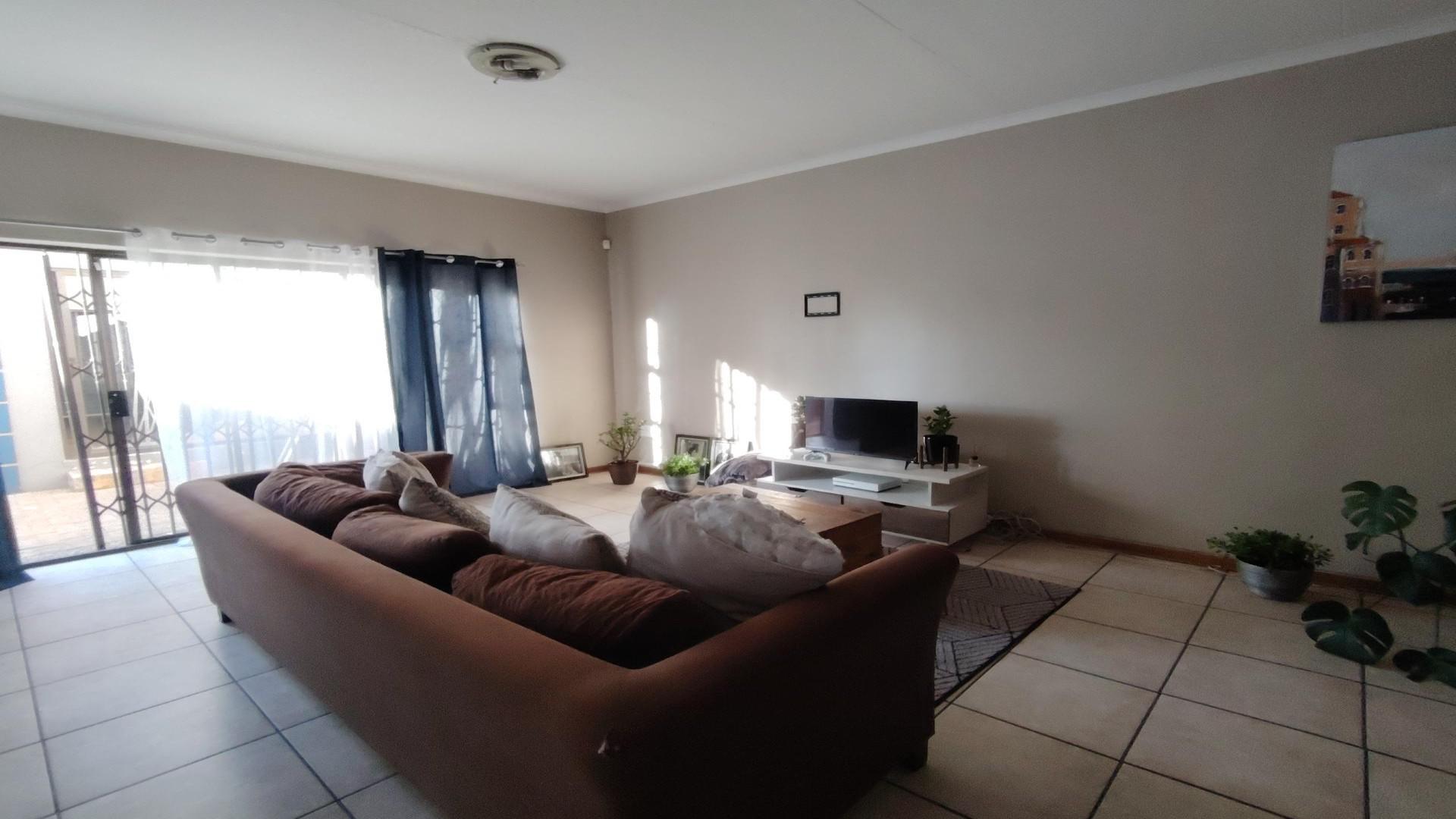 Lounges of property in Langenhoven Park