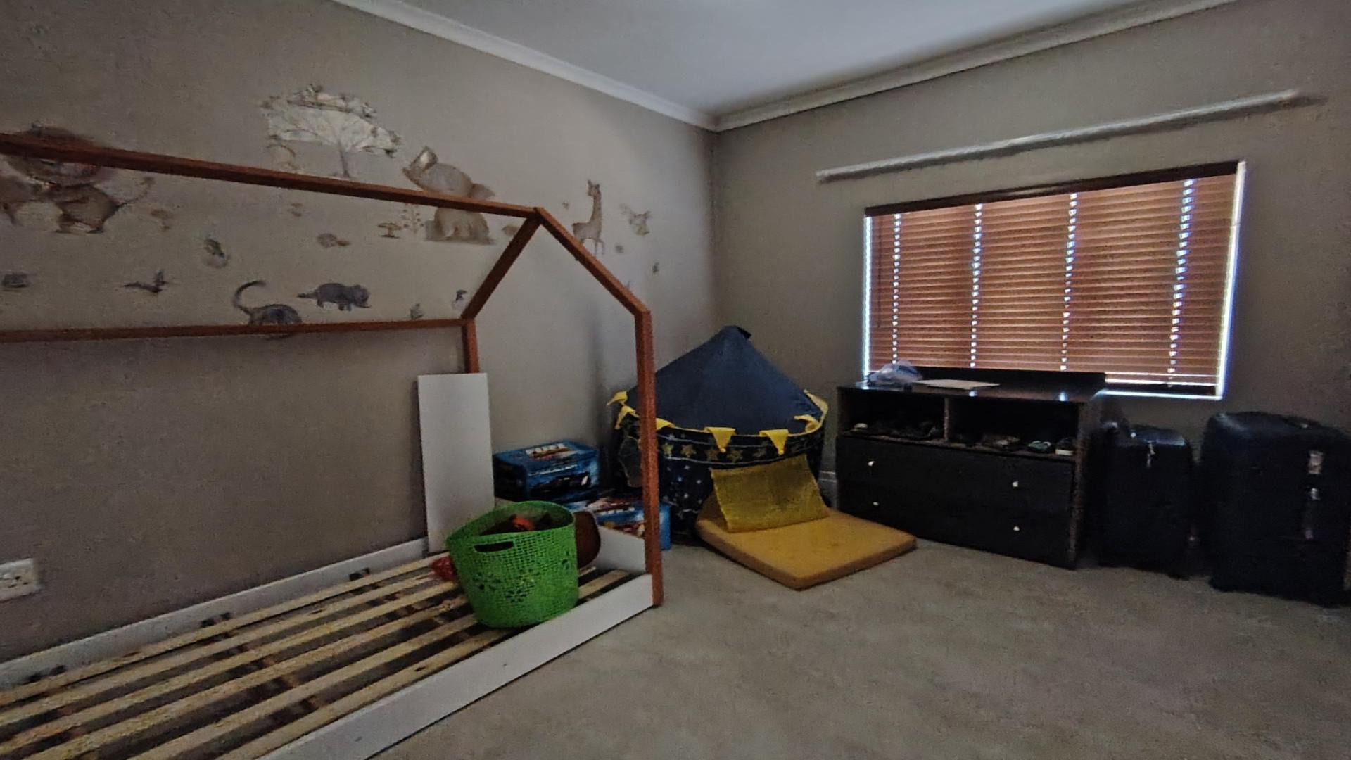 Bed Room 2 of property in Langenhoven Park