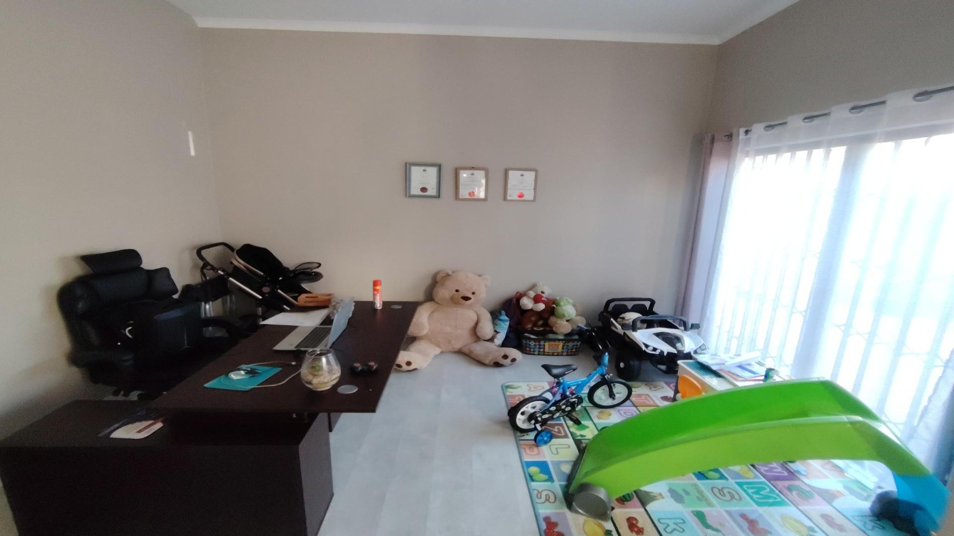 Dining Room of property in Langenhoven Park