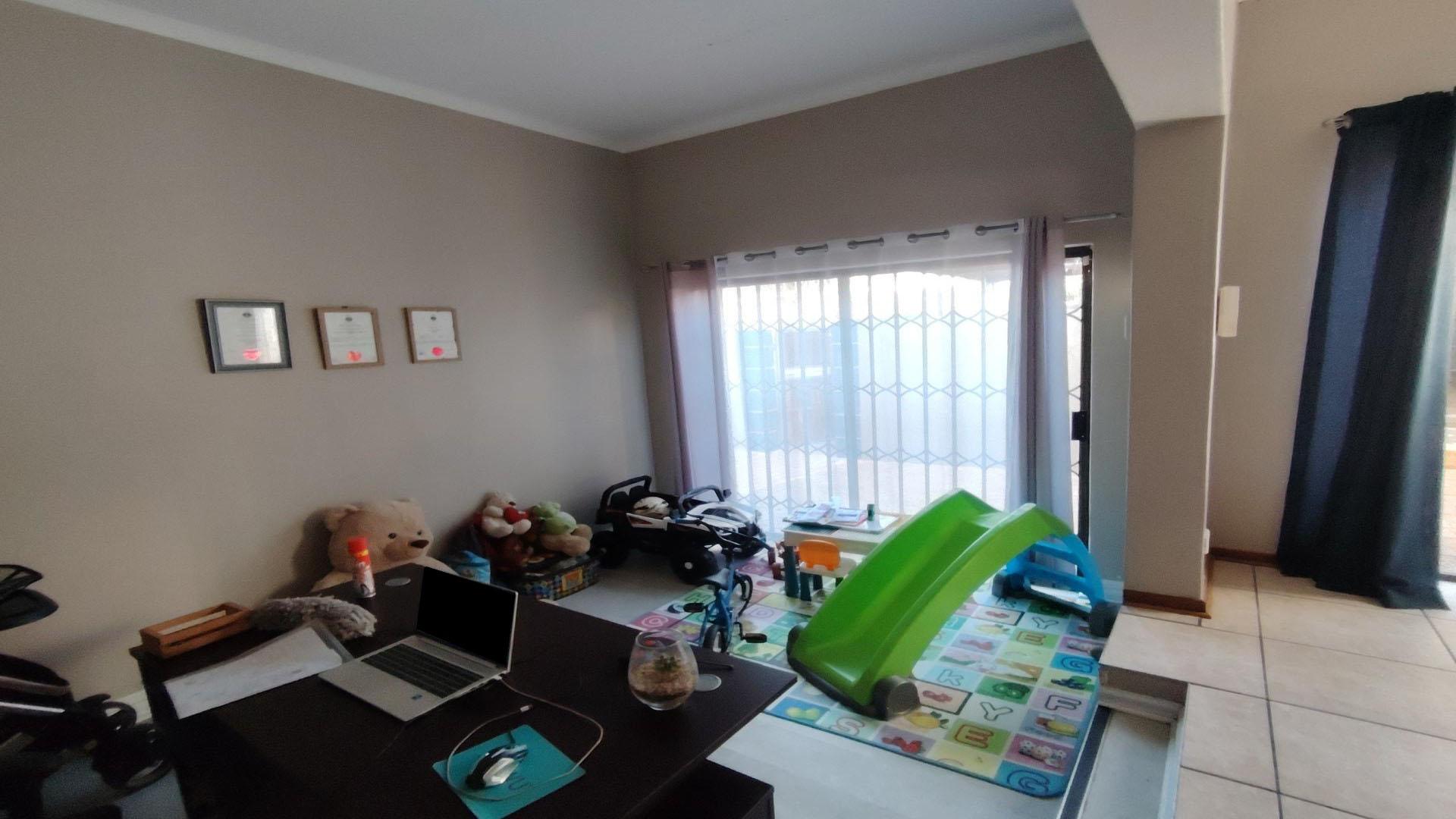 Dining Room of property in Langenhoven Park