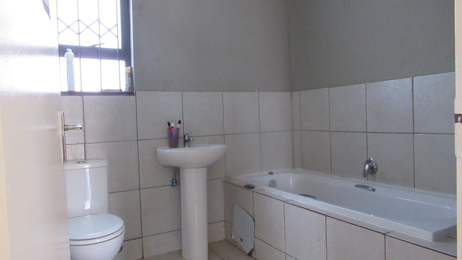 Bathroom 1 - 6 square meters of property in Vosloorus