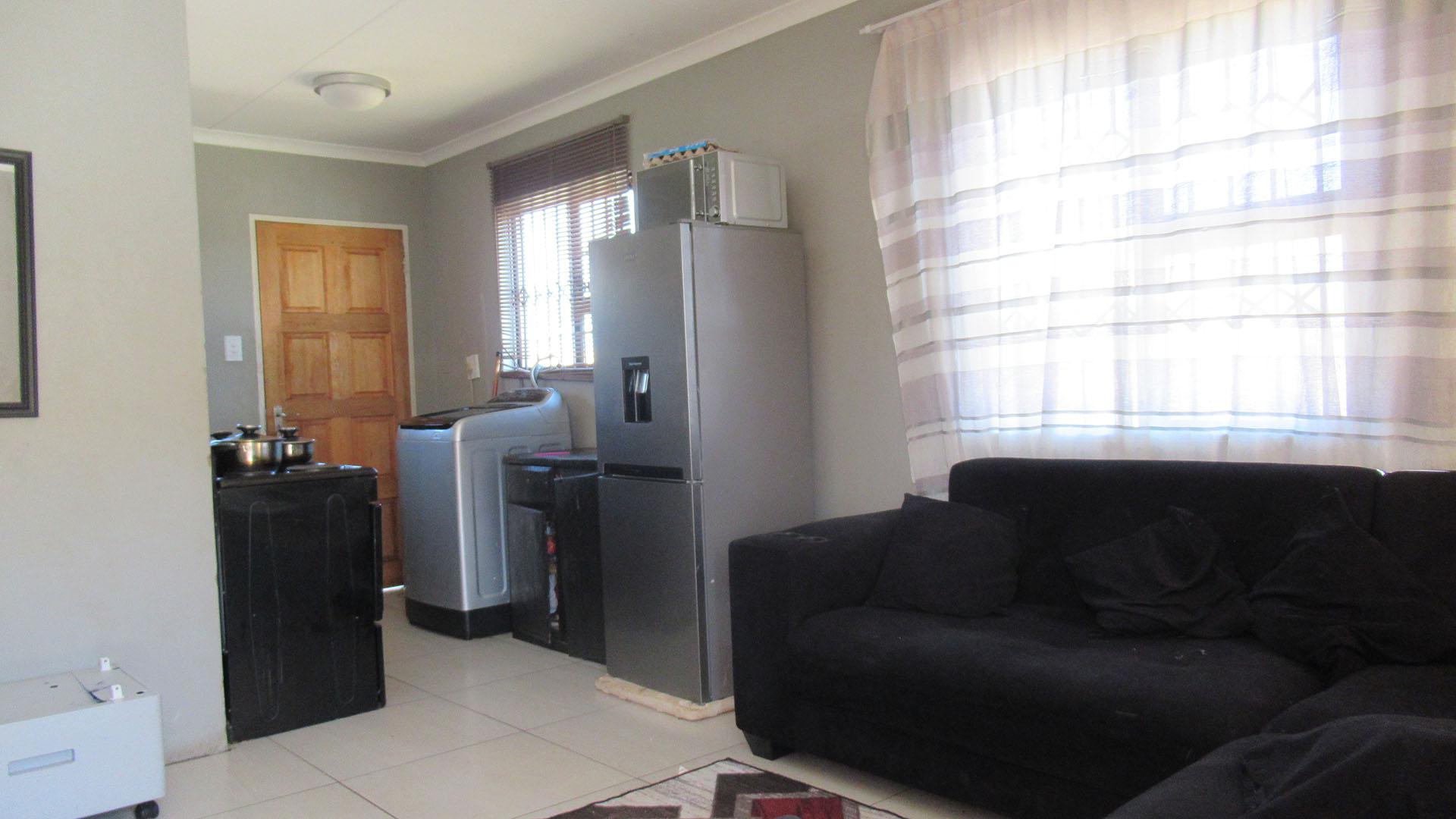 Lounges - 17 square meters of property in Vosloorus