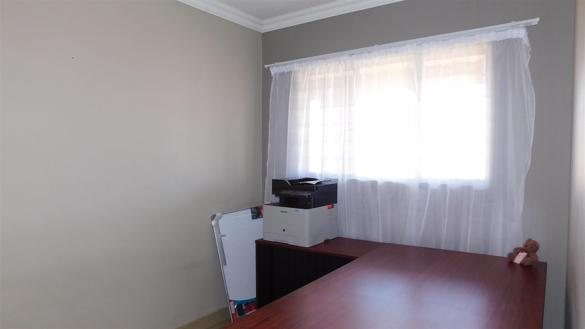Bed Room 1 - 9 square meters of property in Andeon