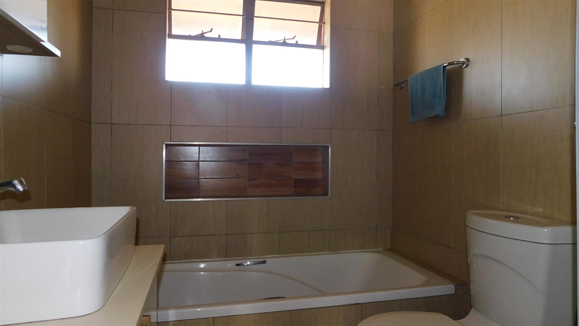 Bathroom 1 - 5 square meters of property in Andeon