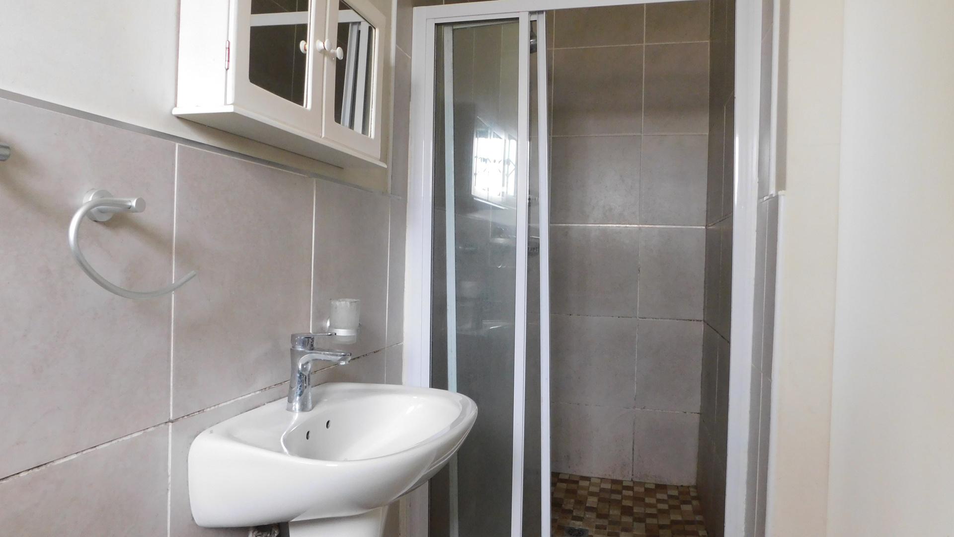 Main Bathroom - 5 square meters of property in Bishopstowe
