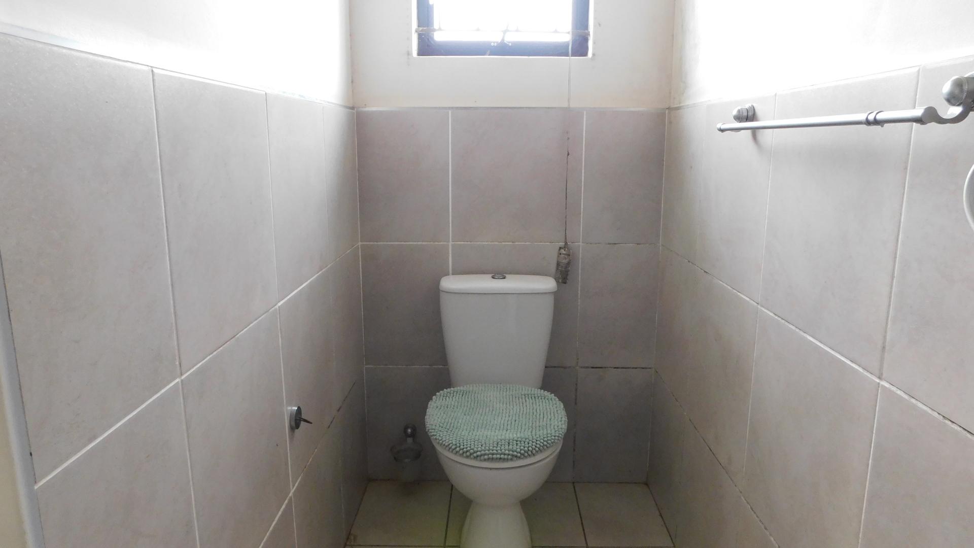Main Bathroom - 5 square meters of property in Bishopstowe