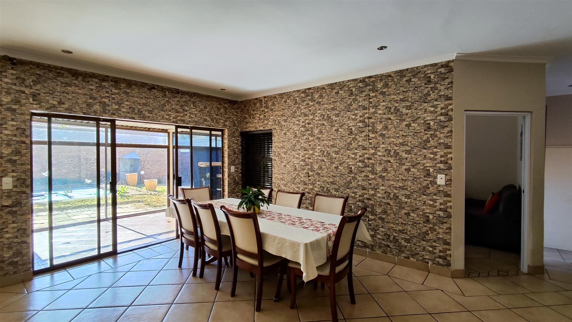 Dining Room - 21 square meters of property in Glen Marais