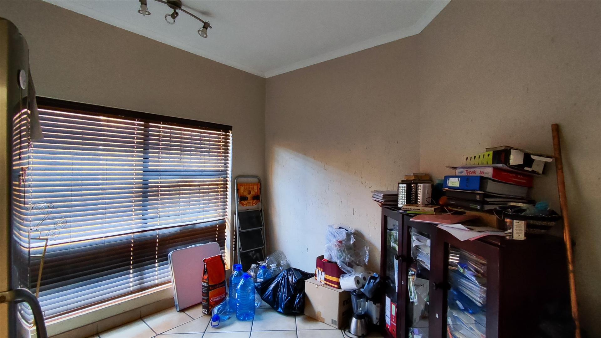 Study - 10 square meters of property in Glen Marais