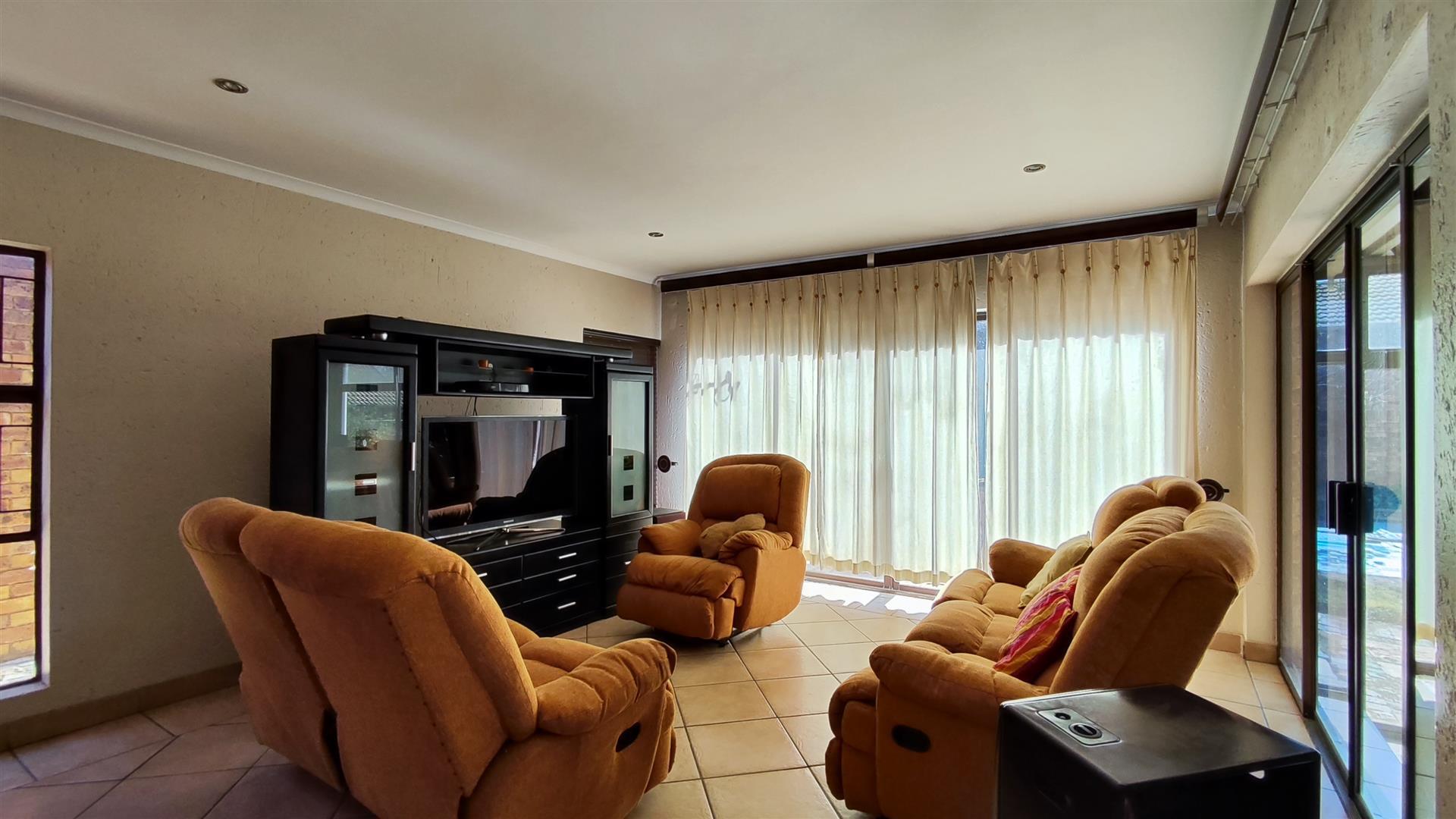 Lounges - 21 square meters of property in Glen Marais