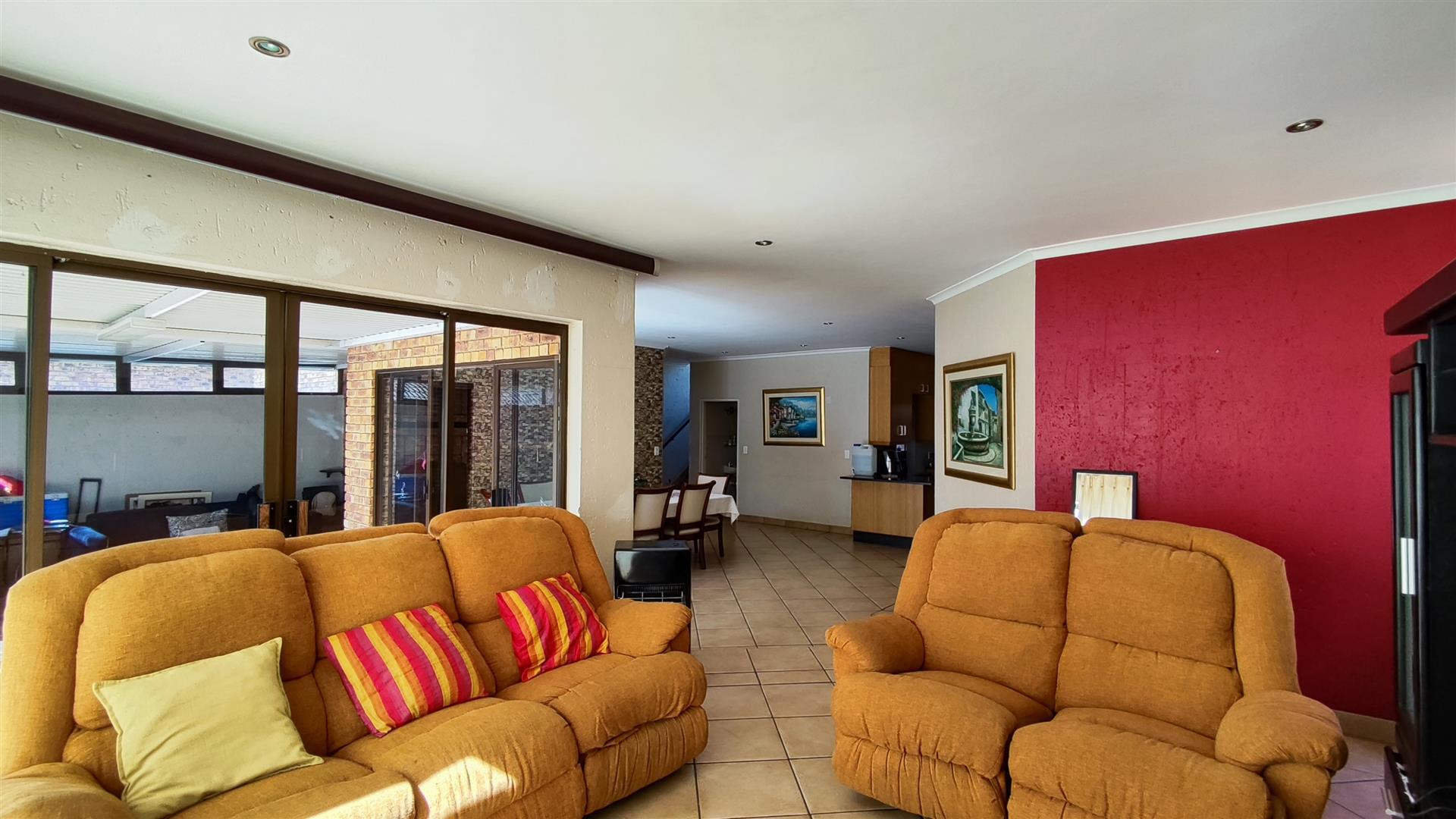 Lounges - 21 square meters of property in Glen Marais