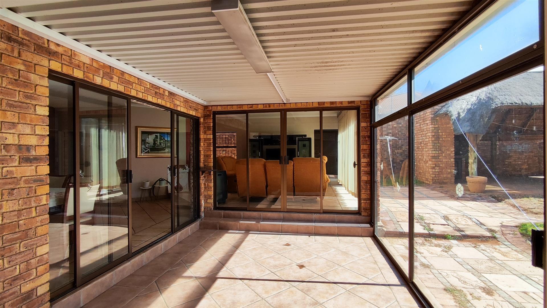 Spaces - 80 square meters of property in Glen Marais