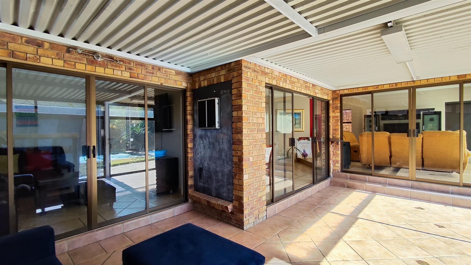 Spaces - 80 square meters of property in Glen Marais