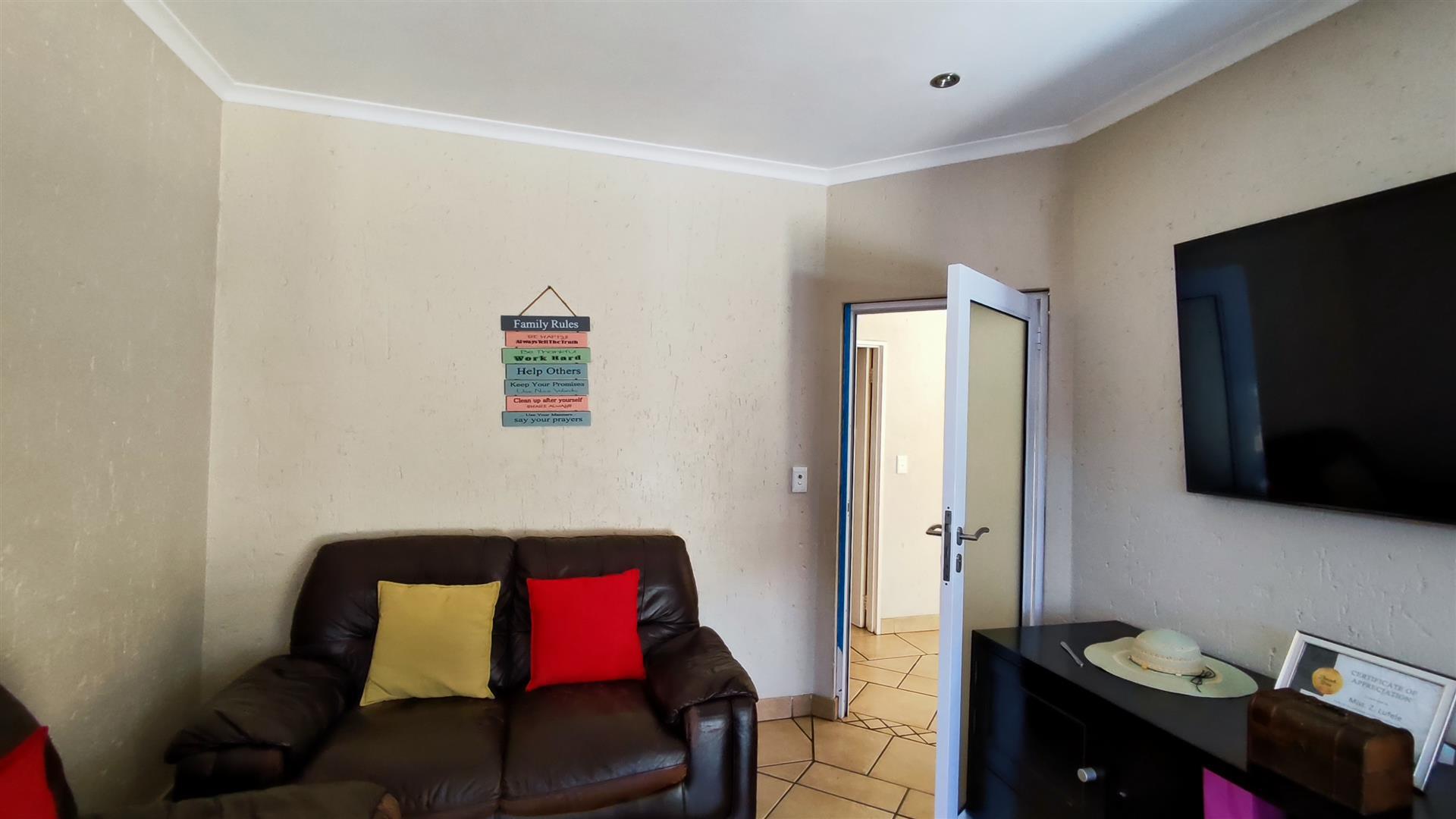 Spaces - 80 square meters of property in Glen Marais