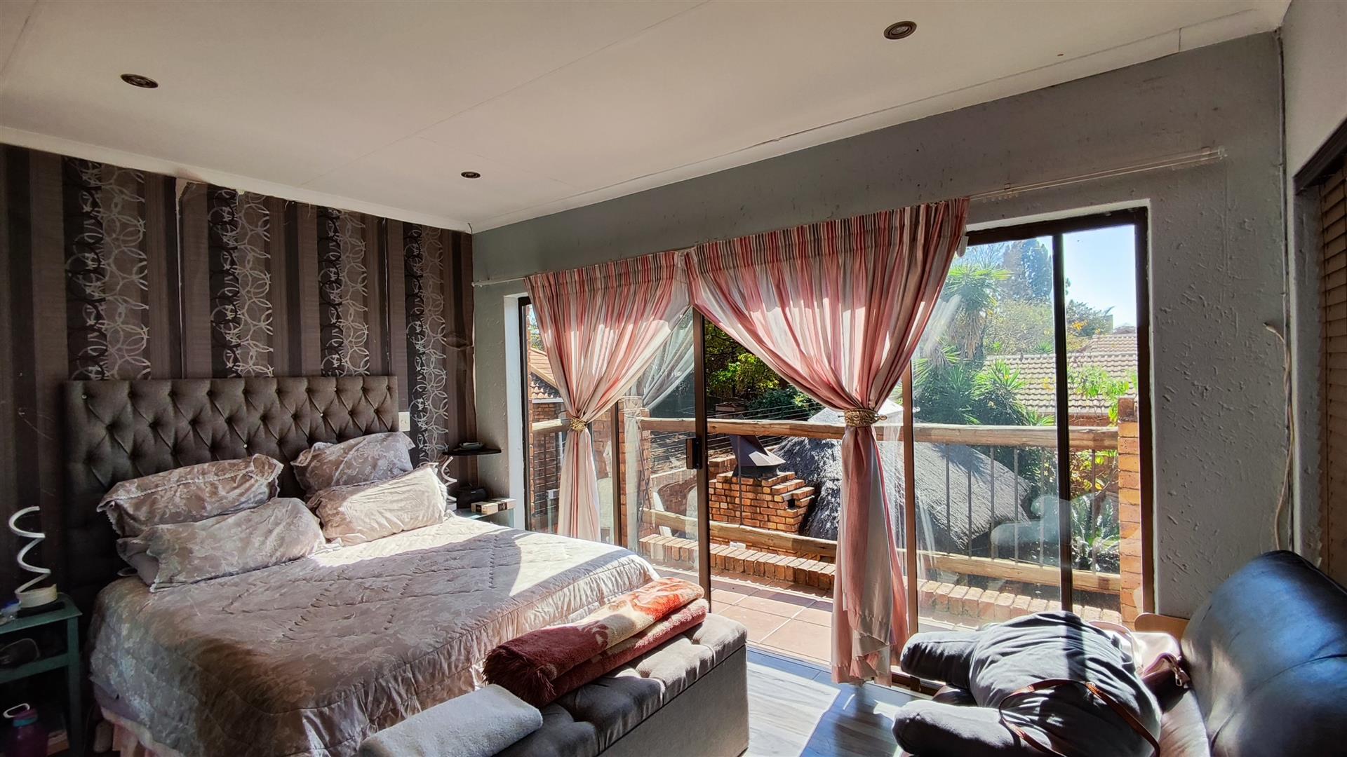 Main Bedroom - 13 square meters of property in Glen Marais