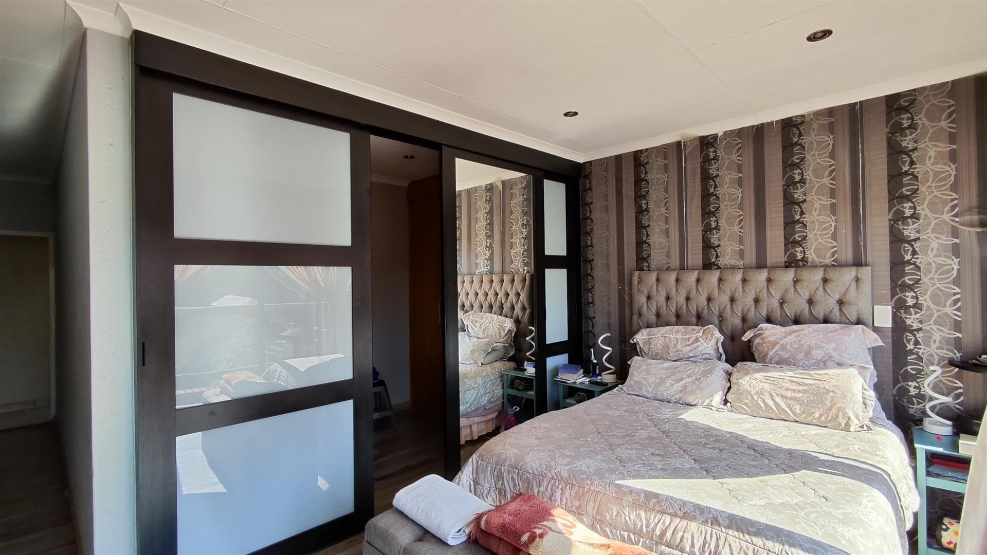 Main Bedroom - 13 square meters of property in Glen Marais