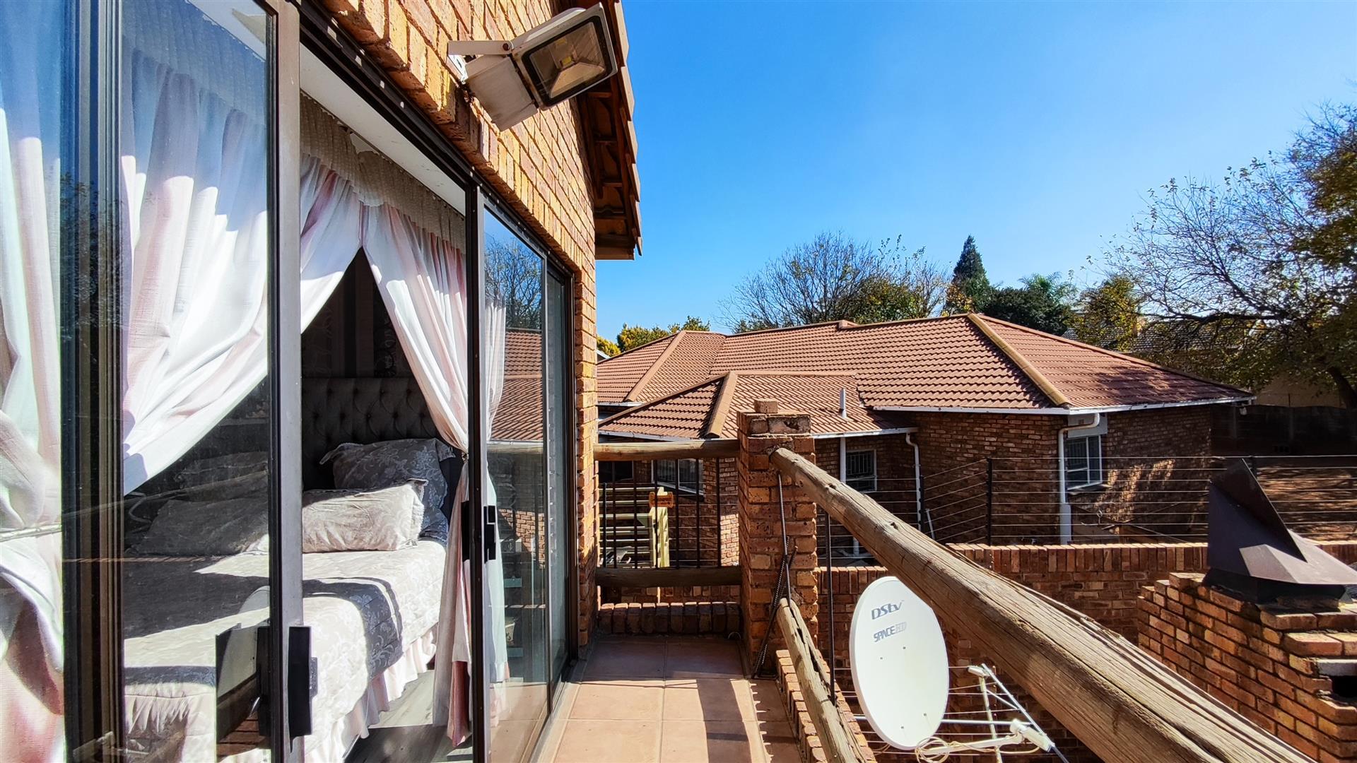 Balcony - 4 square meters of property in Glen Marais