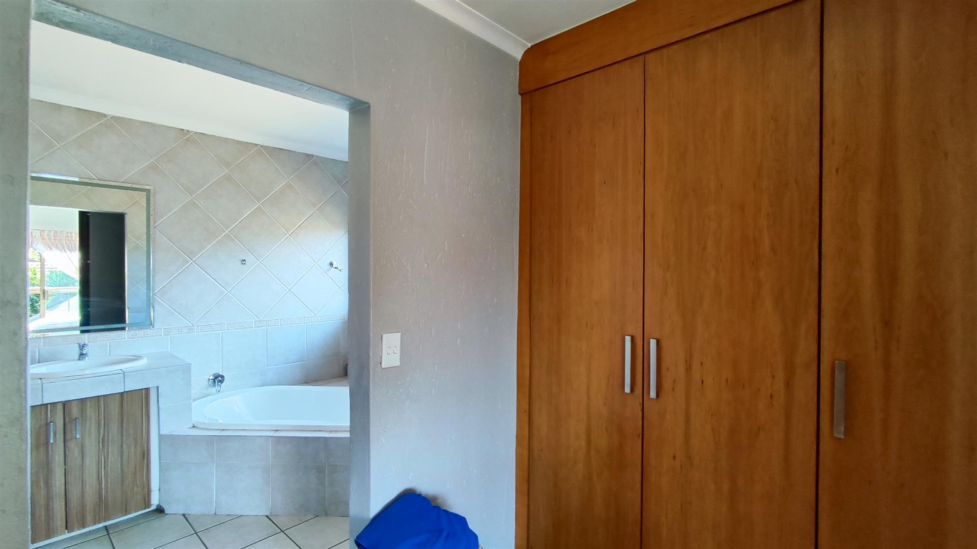 Spaces - 80 square meters of property in Glen Marais