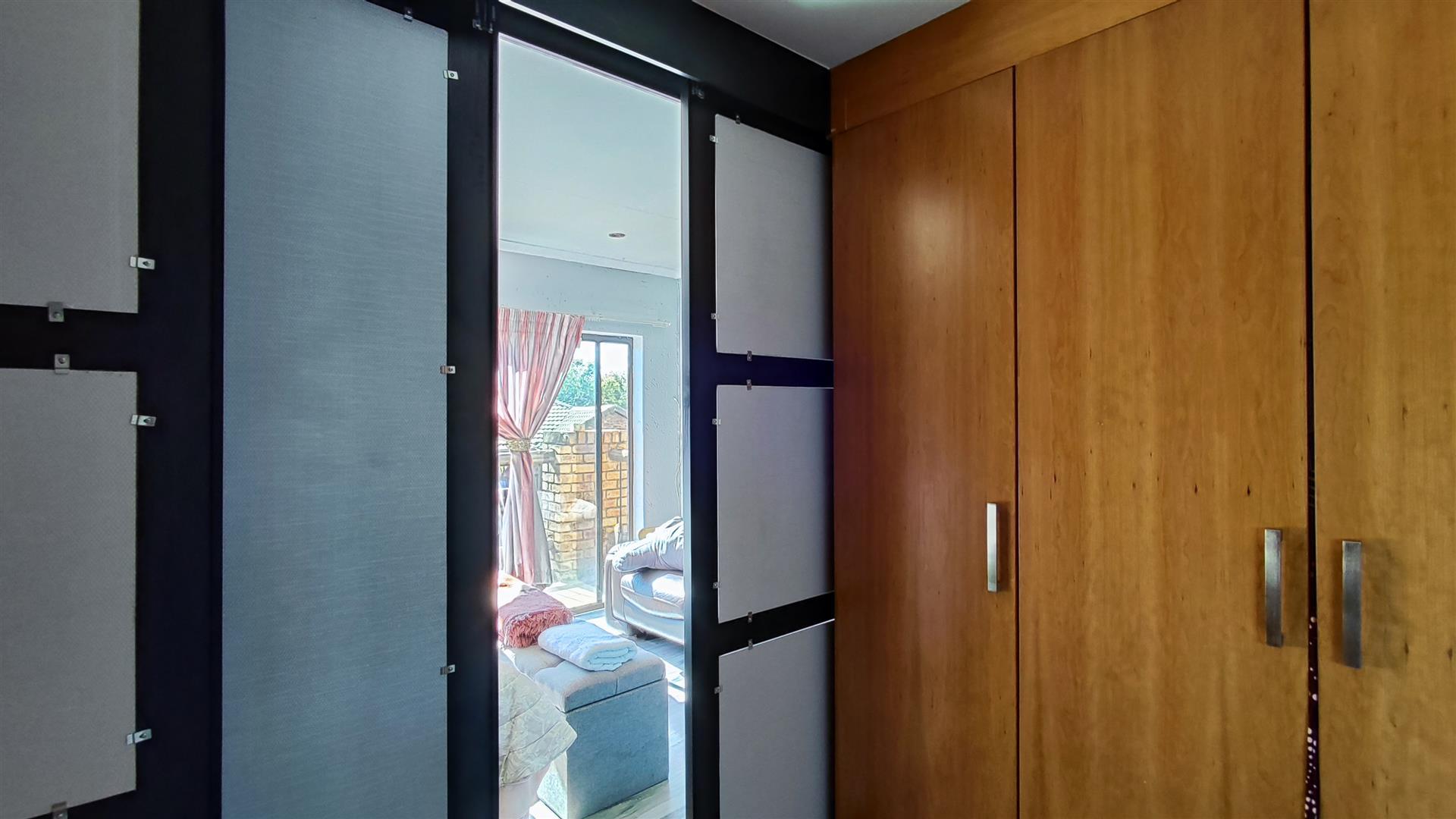 Spaces - 80 square meters of property in Glen Marais