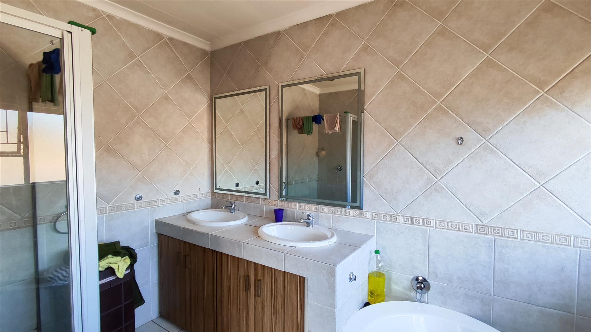 Main Bathroom - 9 square meters of property in Glen Marais