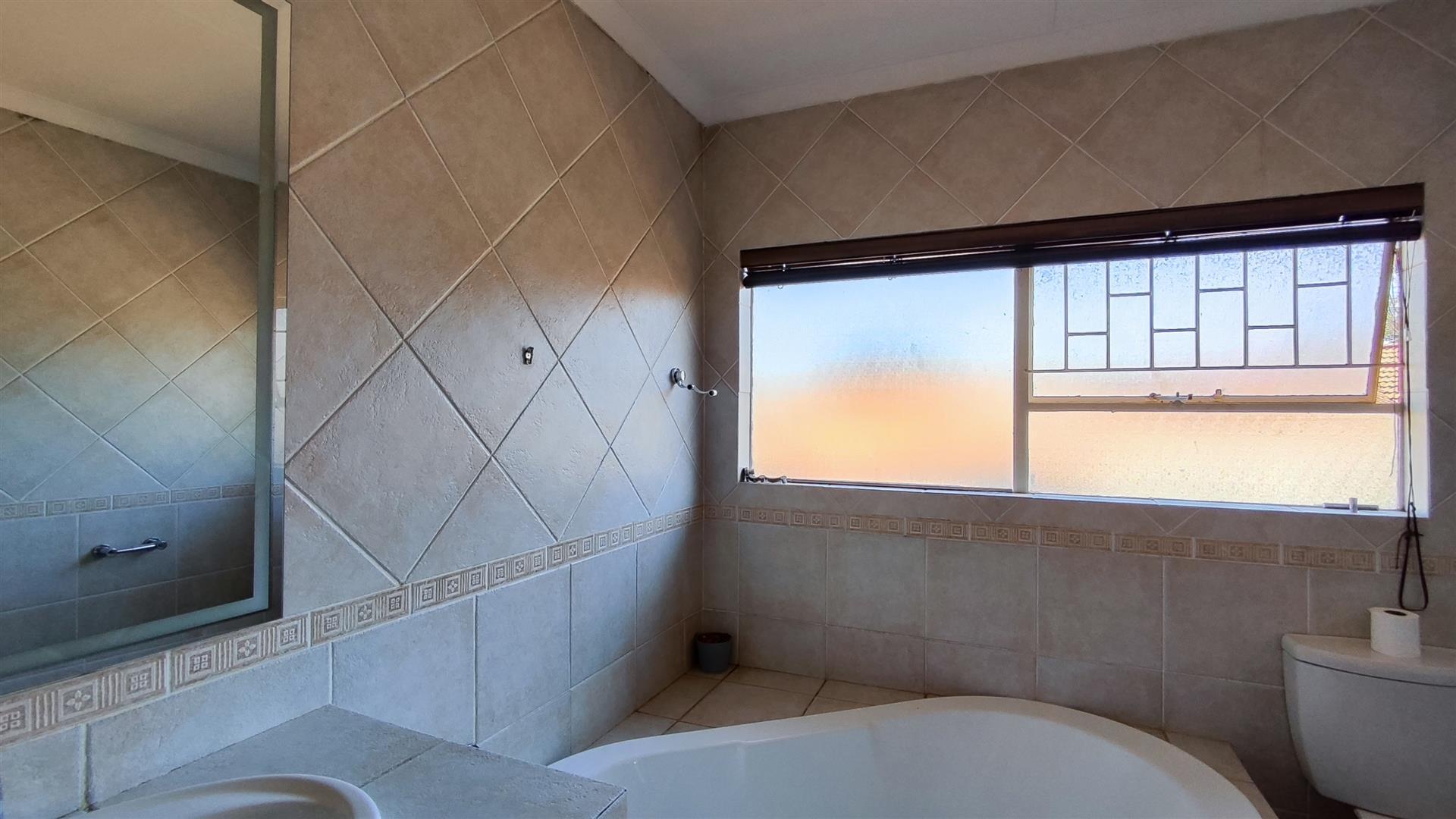 Main Bathroom - 9 square meters of property in Glen Marais