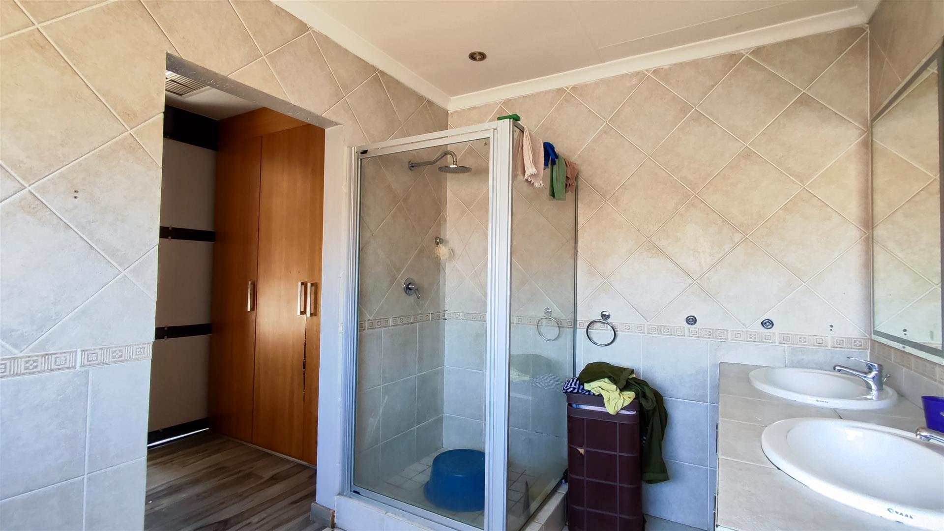 Main Bathroom - 9 square meters of property in Glen Marais