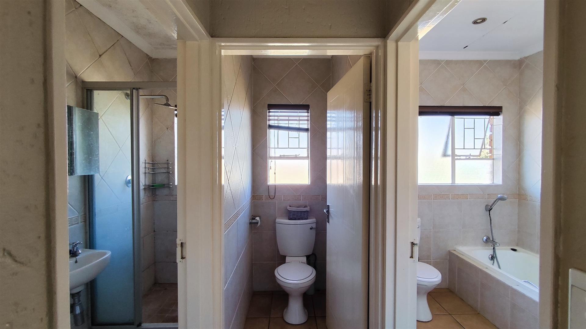 Spaces - 80 square meters of property in Glen Marais