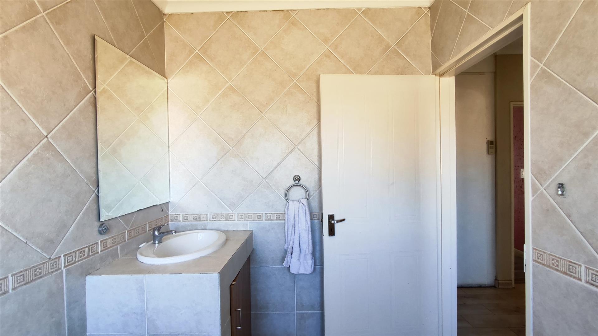 Bathroom 1 - 6 square meters of property in Glen Marais