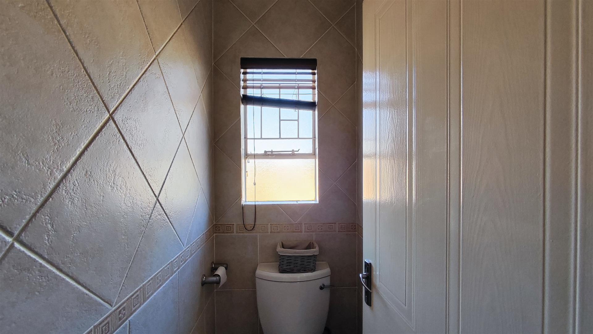 Bathroom 2 - 5 square meters of property in Glen Marais