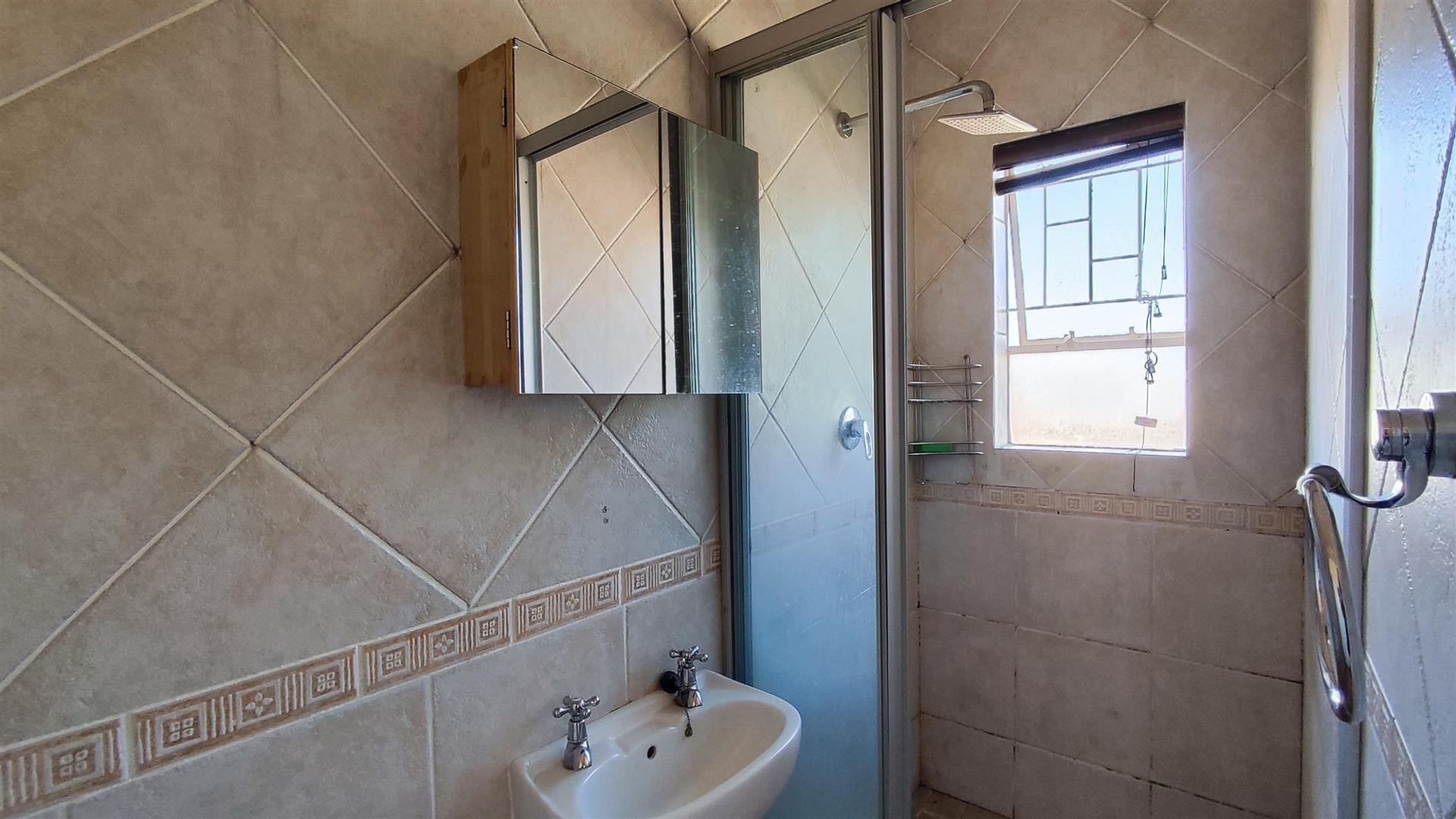 Bathroom 2 - 5 square meters of property in Glen Marais