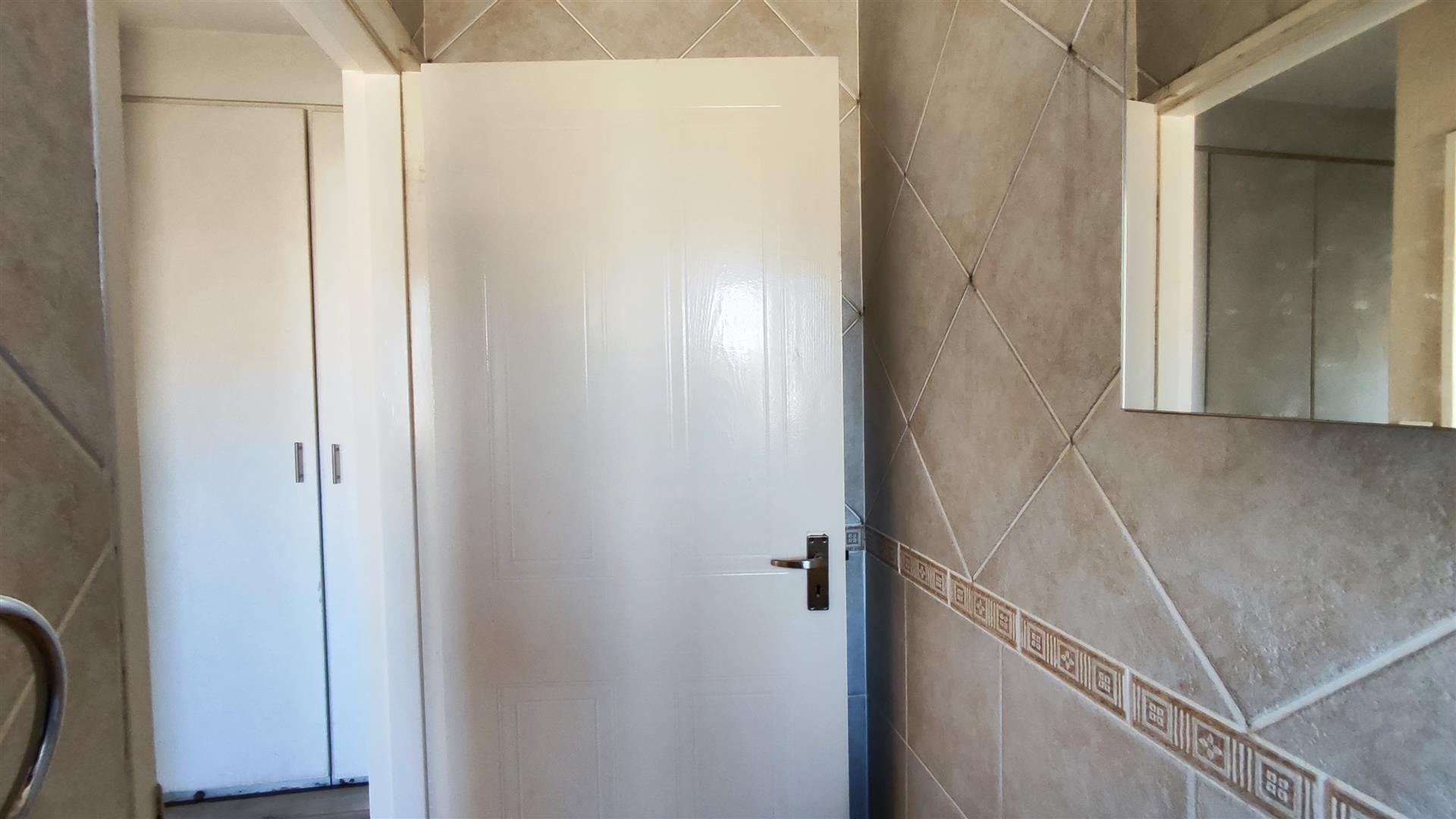 Bathroom 2 - 5 square meters of property in Glen Marais