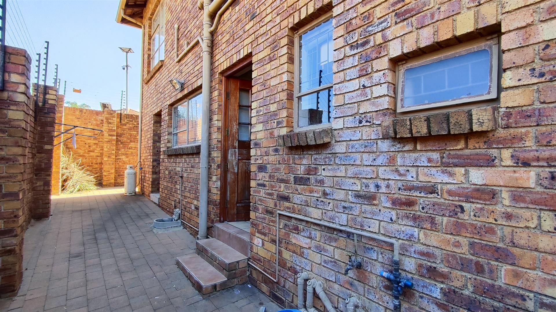 Front View of property in Glen Marais