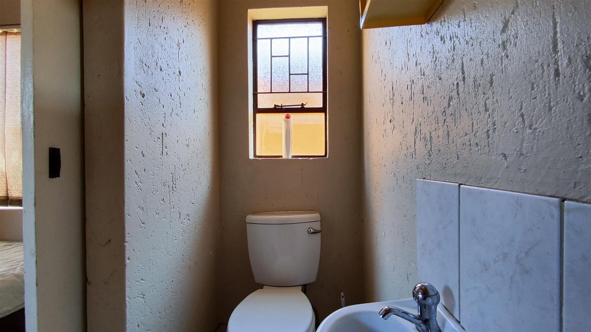 Staff Bathroom - 3 square meters of property in Glen Marais