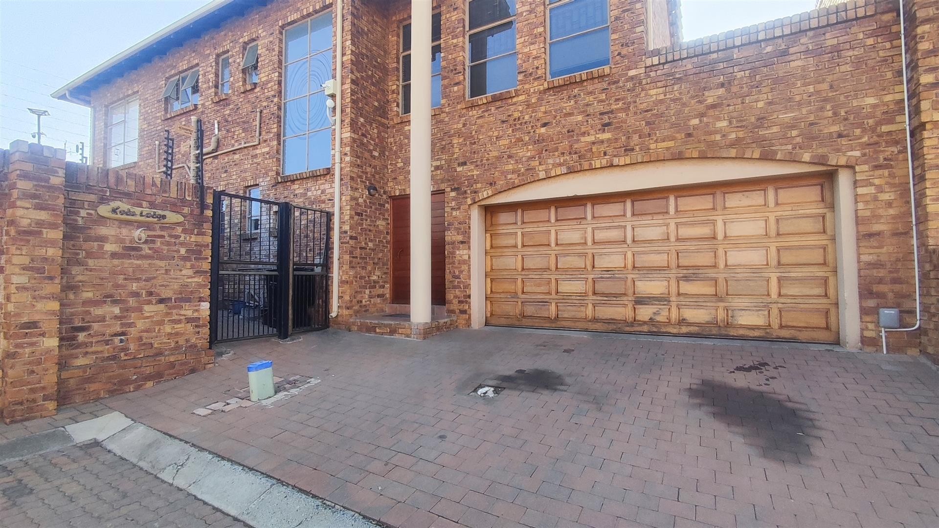Front View of property in Glen Marais