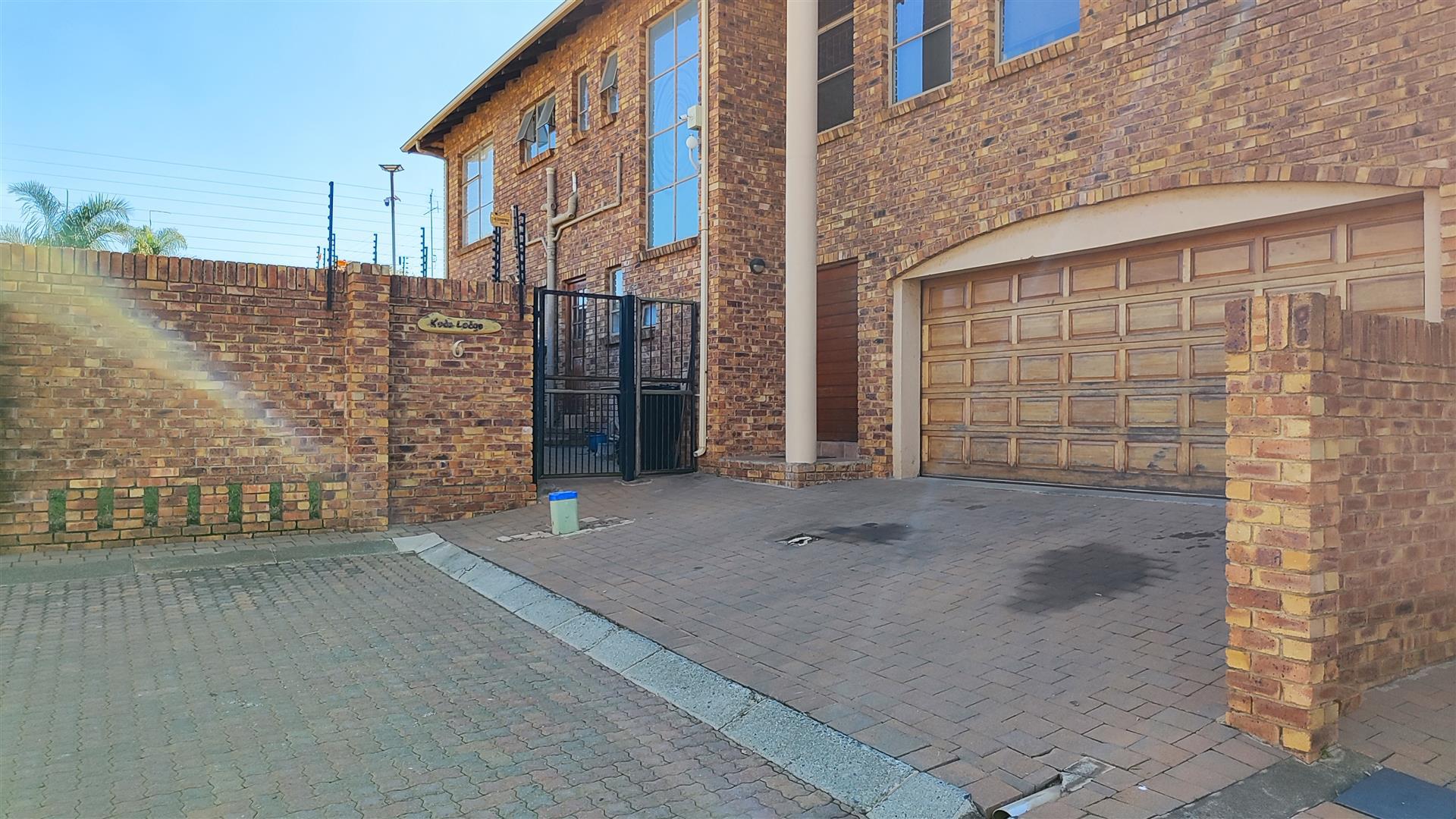 Front View of property in Glen Marais