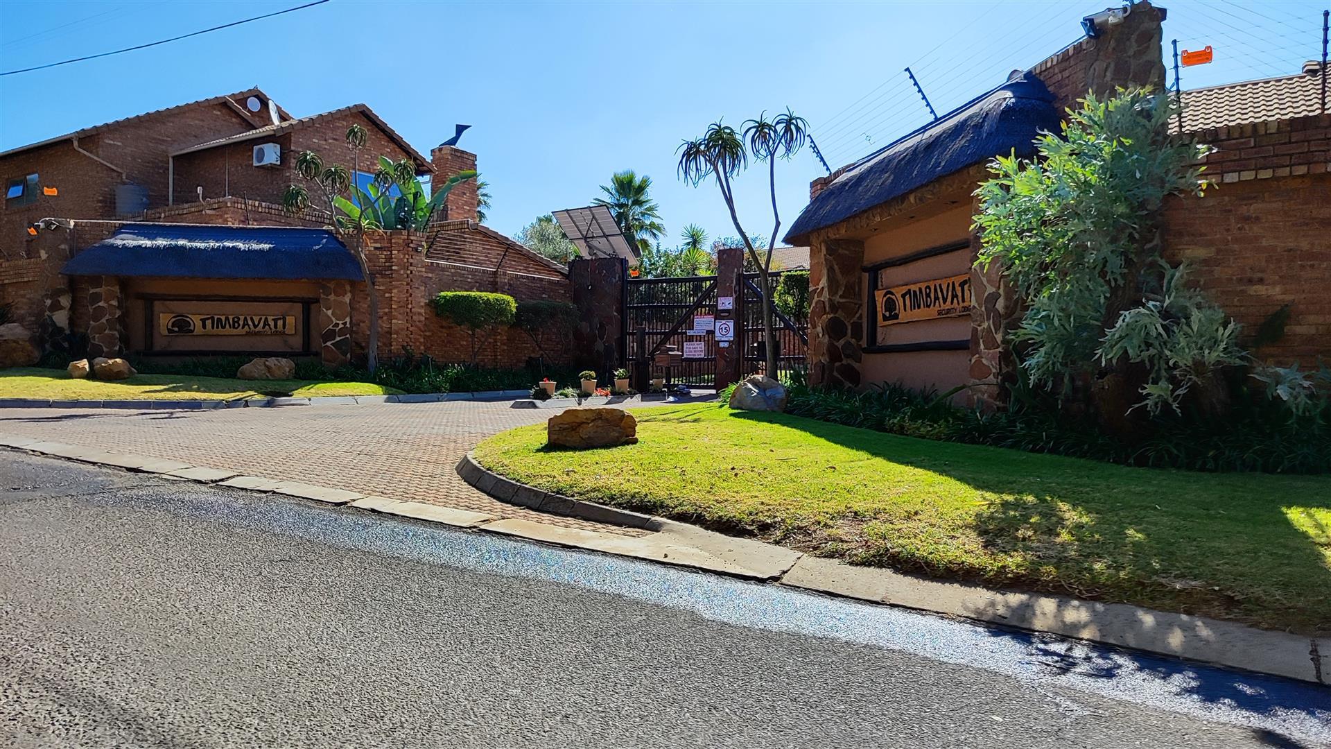 Front View of property in Glen Marais