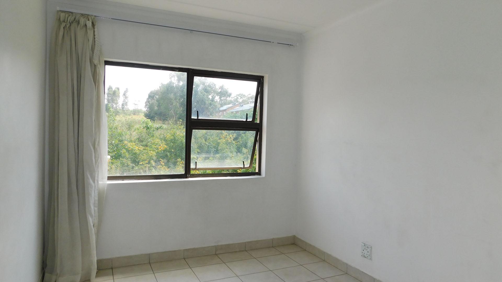 Main Bedroom - 14 square meters of property in Elandsfontein