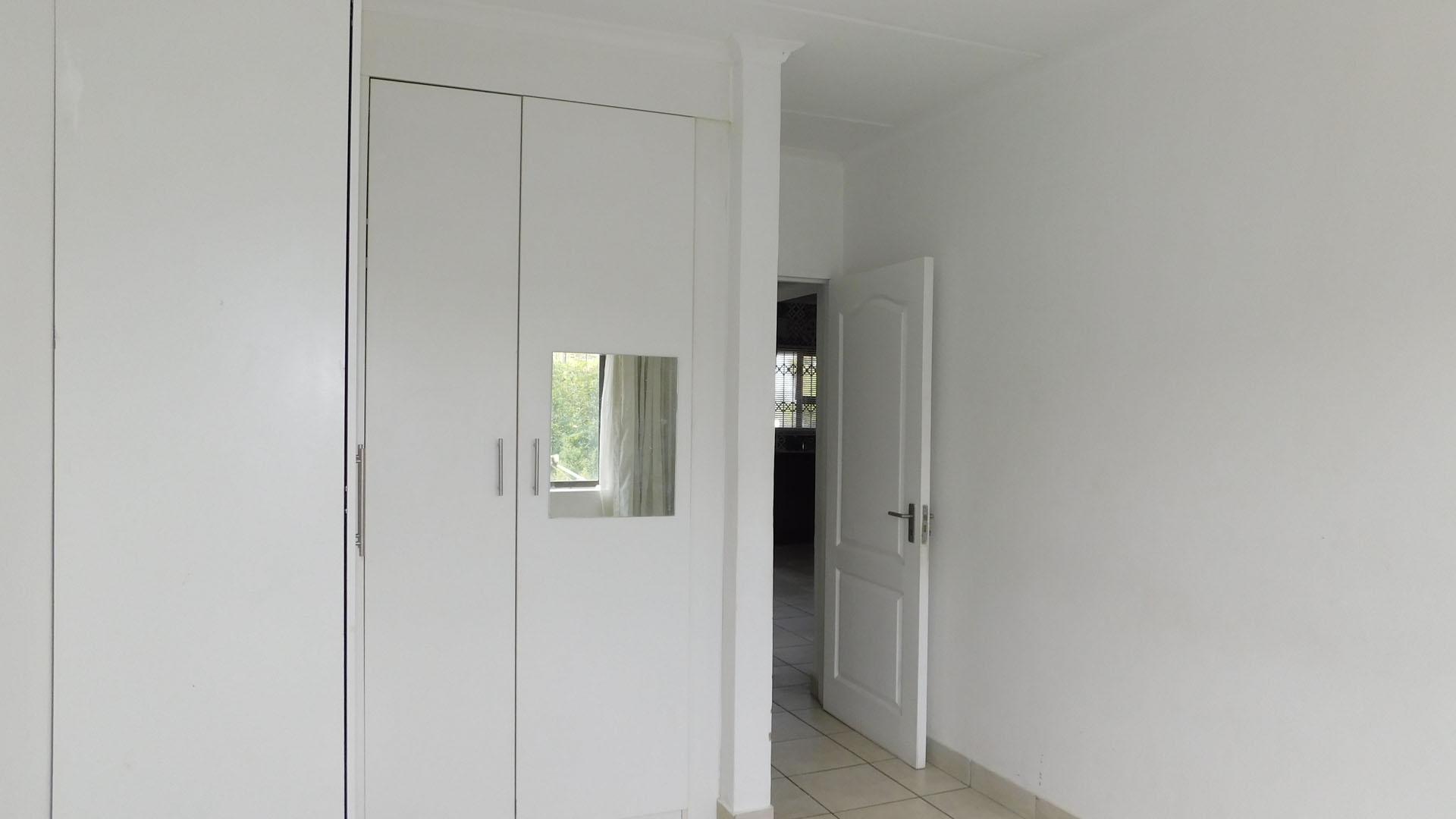 Main Bedroom - 14 square meters of property in Elandsfontein