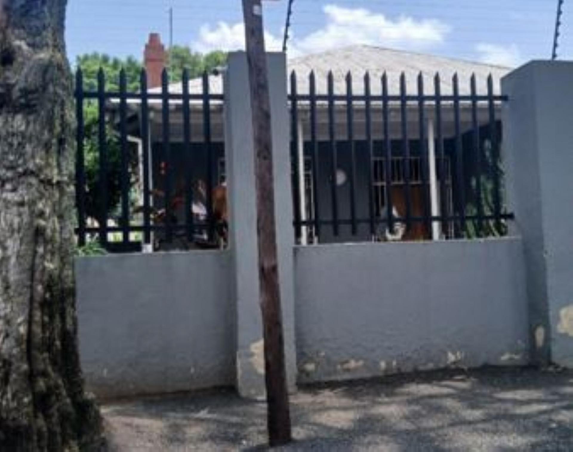 Front View of property in Orange Grove