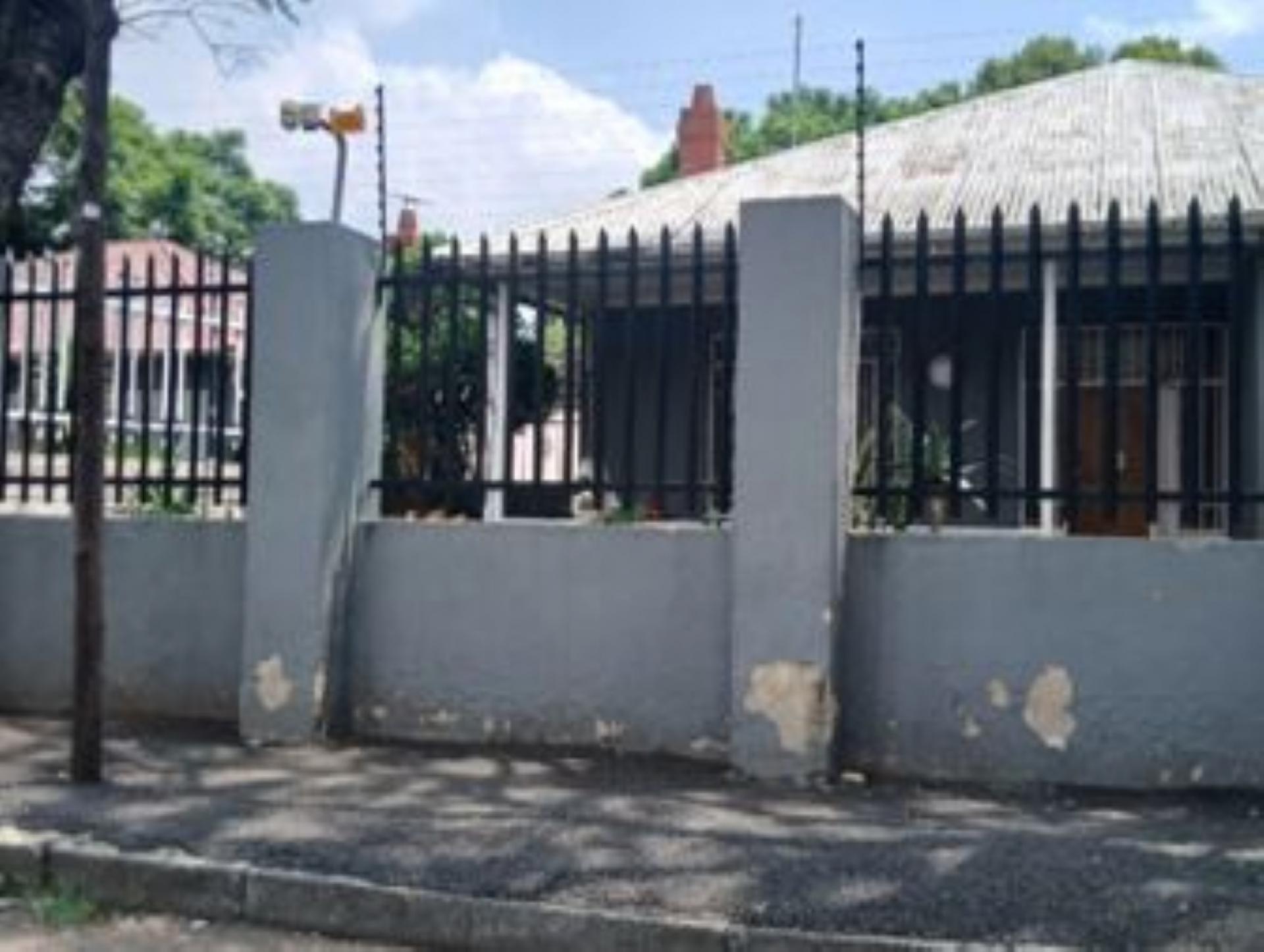 Front View of property in Orange Grove