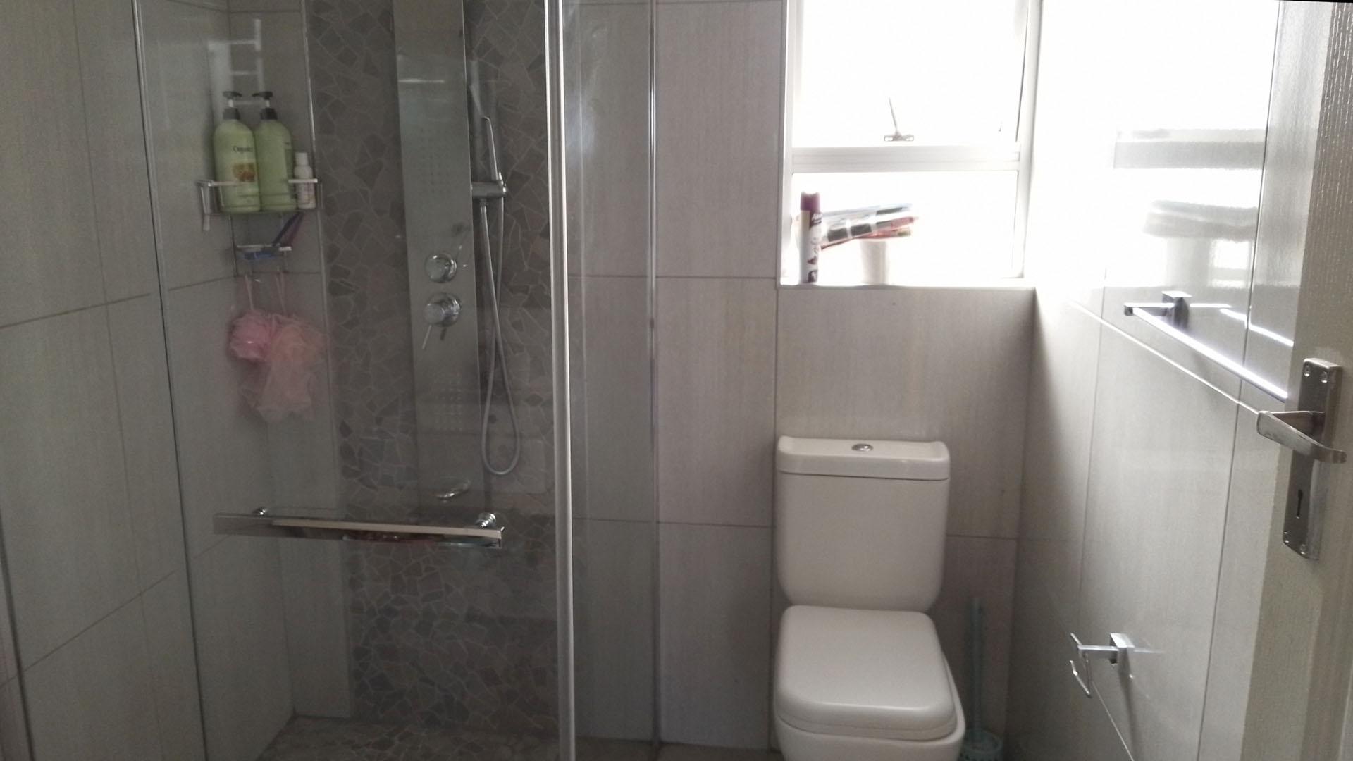 Bathroom 1 - 5 square meters of property in Verulam 
