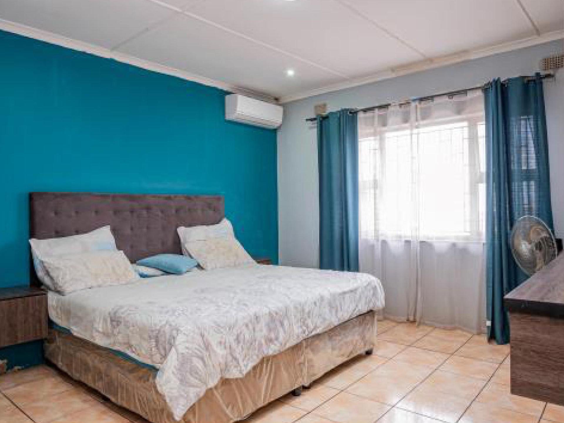 Main Bedroom - 20 square meters of property in Verulam 