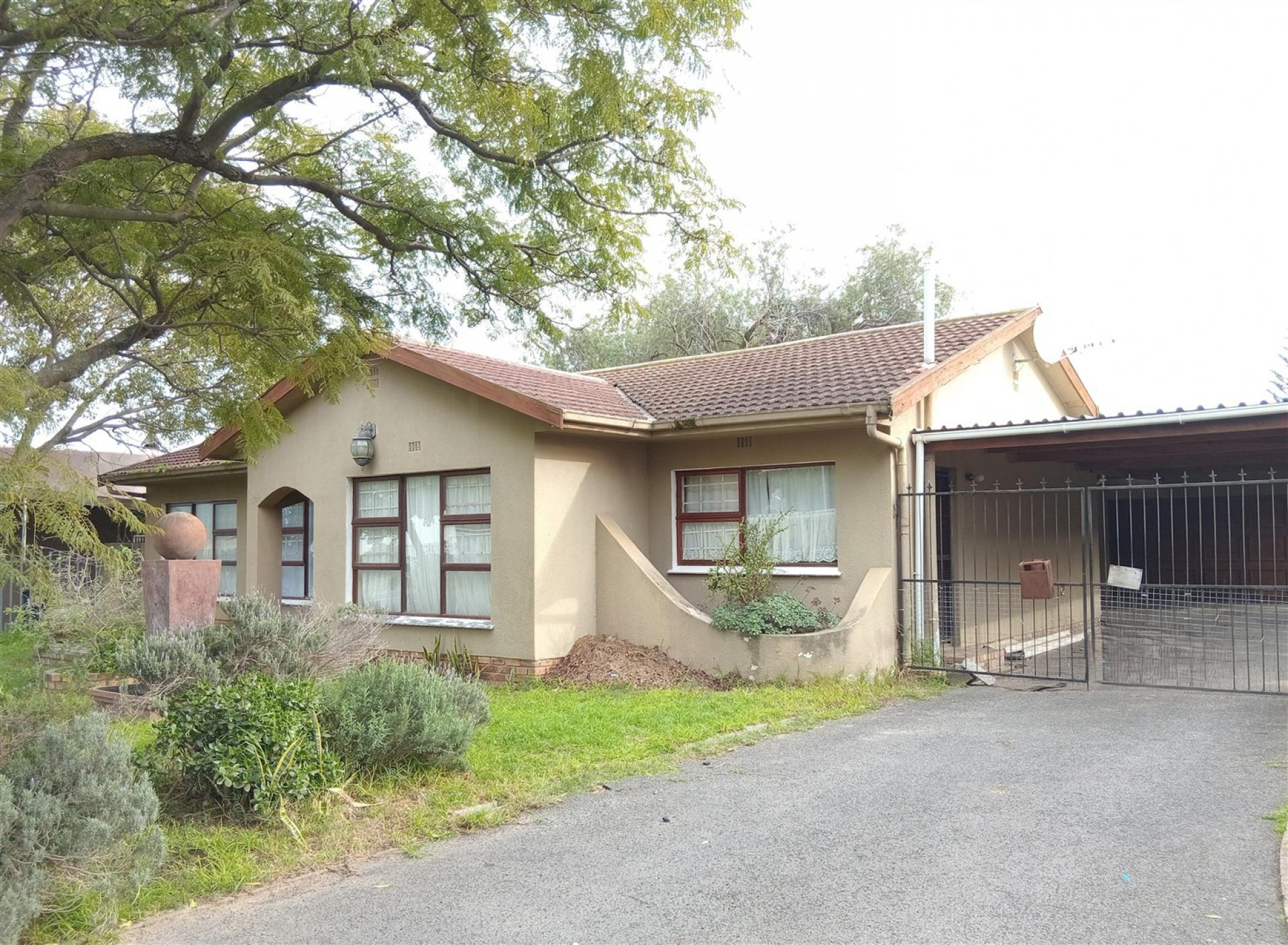 Front View of property in Strand