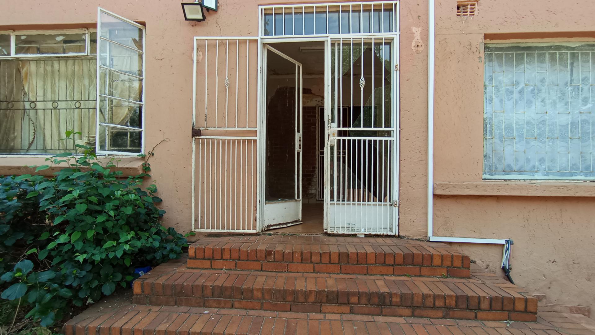 Front View of property in Cyrildene